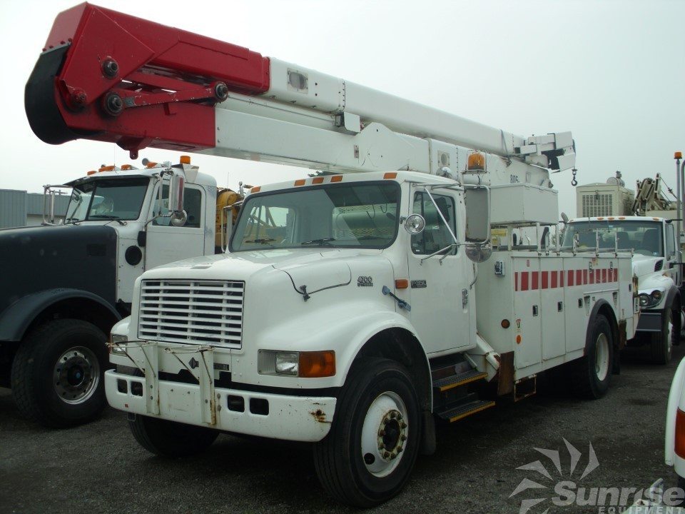 60' Holan on a 2000 International 4700 4x2