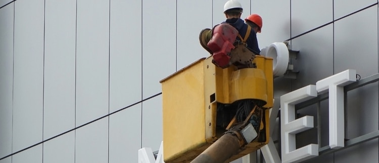 Bucket truck for sign maintenance