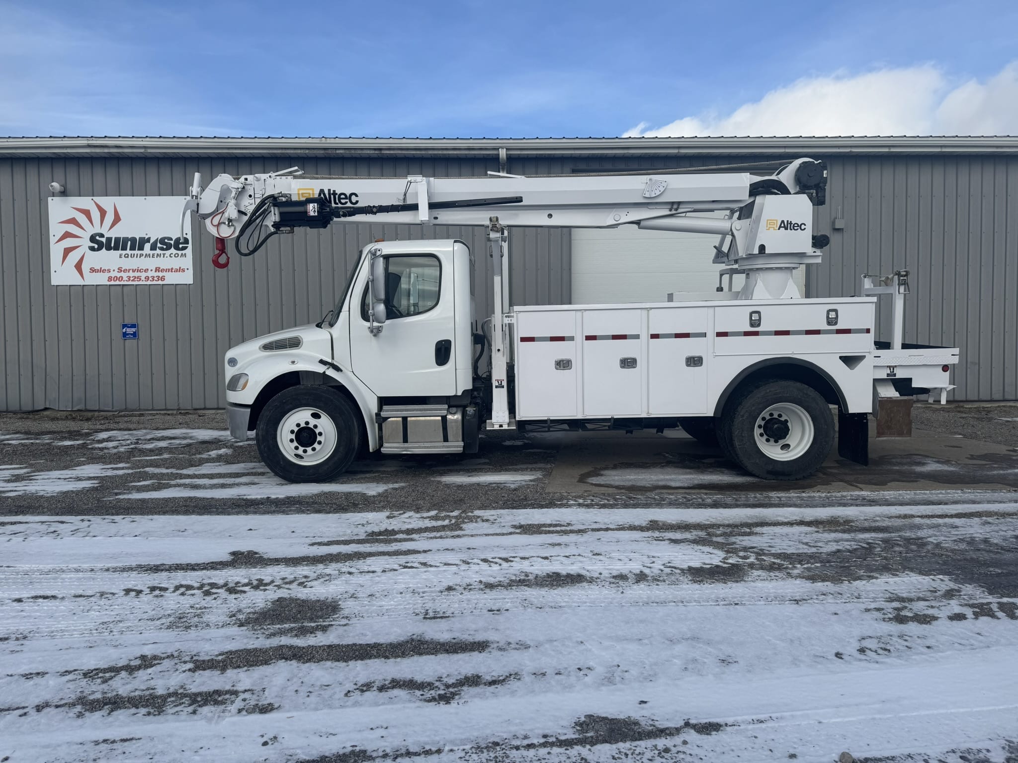 47' ALTEC DM47B-TR ON 2016 FREIGHTLINER M2 106 CHASSIS
