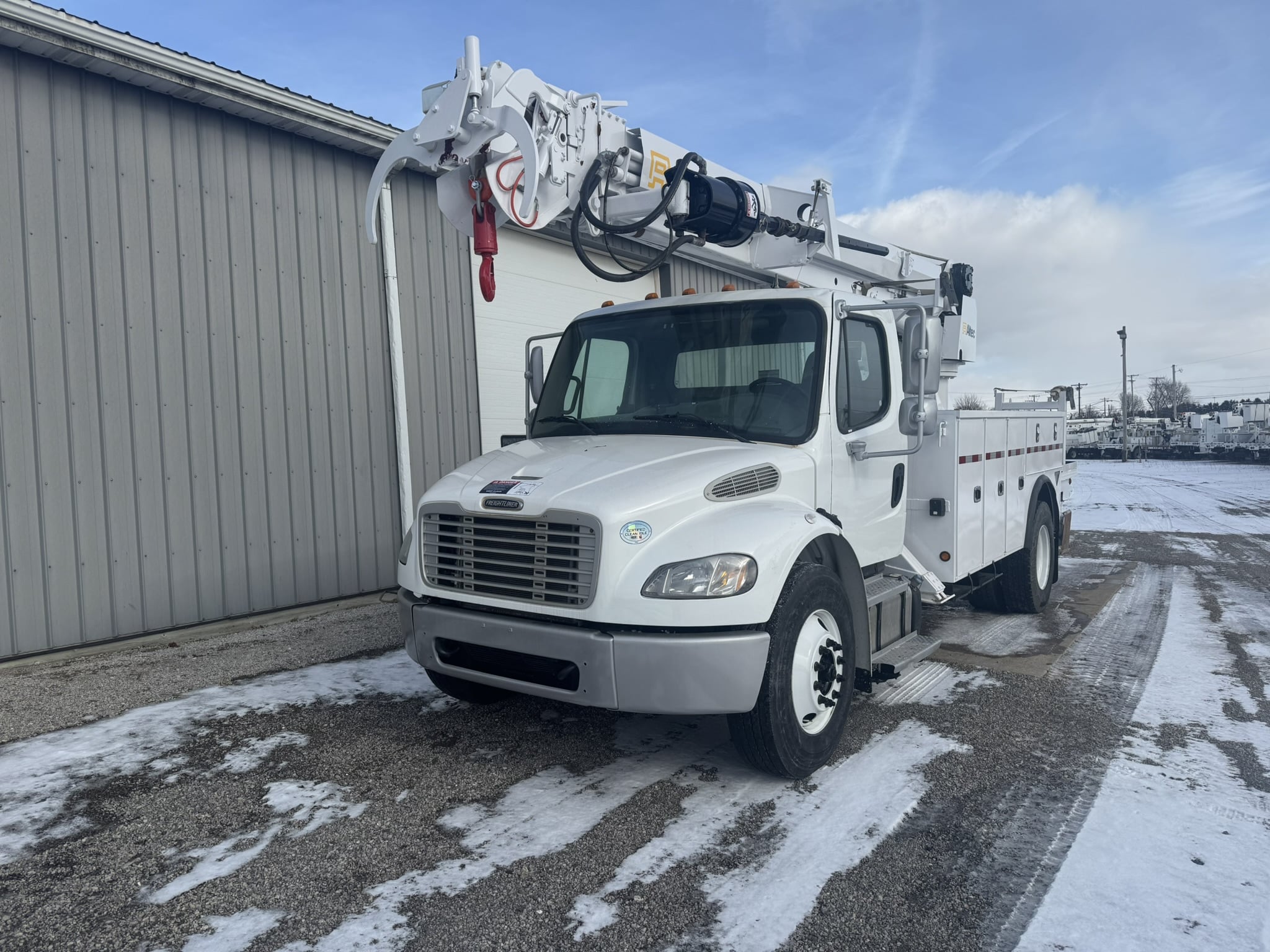 47' ALTEC DM47B-TR ON 2016 FREIGHTLINER M2 106 CHASSIS - Image 2