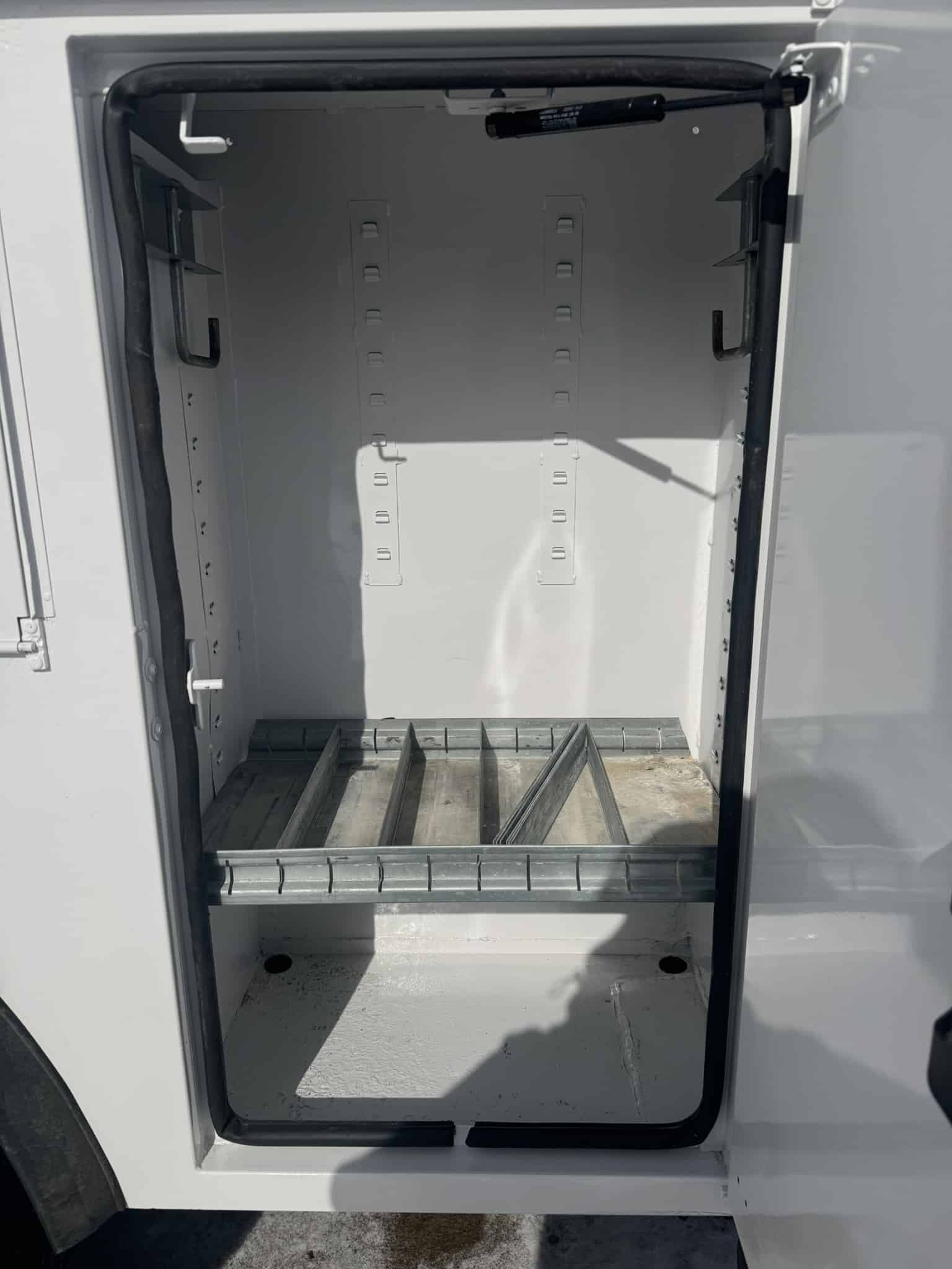 47' ALTEC DM47B-TR ON 2016 FREIGHTLINER M2 106 CHASSIS - Image 25