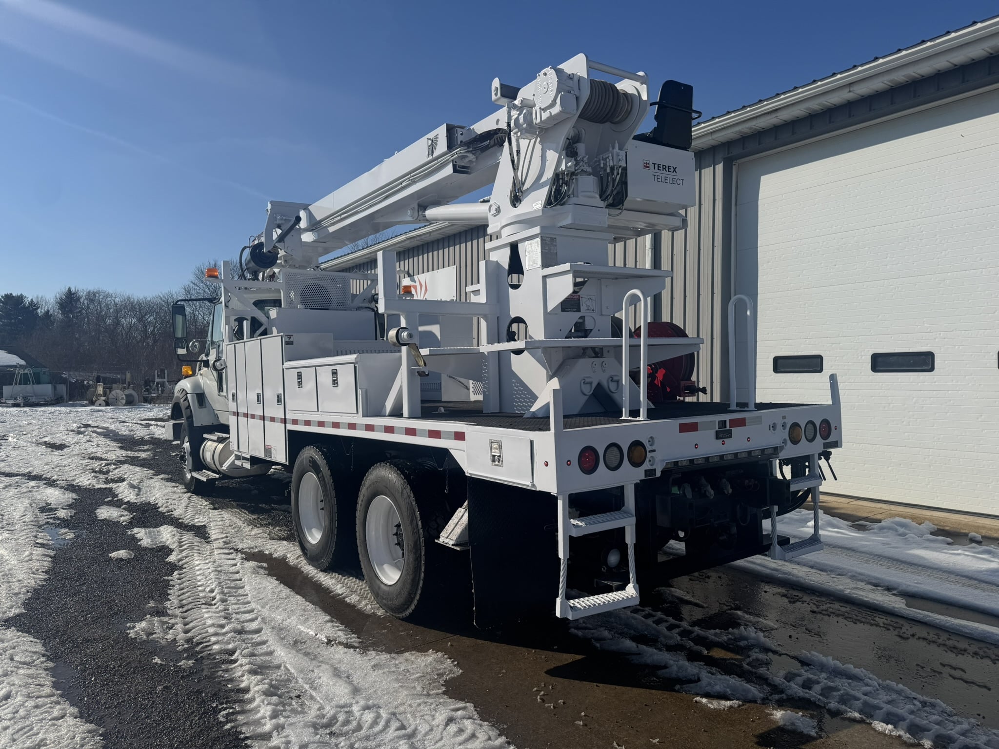 50' TEREX COMMANDER C5050 ON 2012 INTERNATIONAL 7600 SBA 6X4 CHASSIS WITH VANAIR AIR COMPRESSOR - Image 4