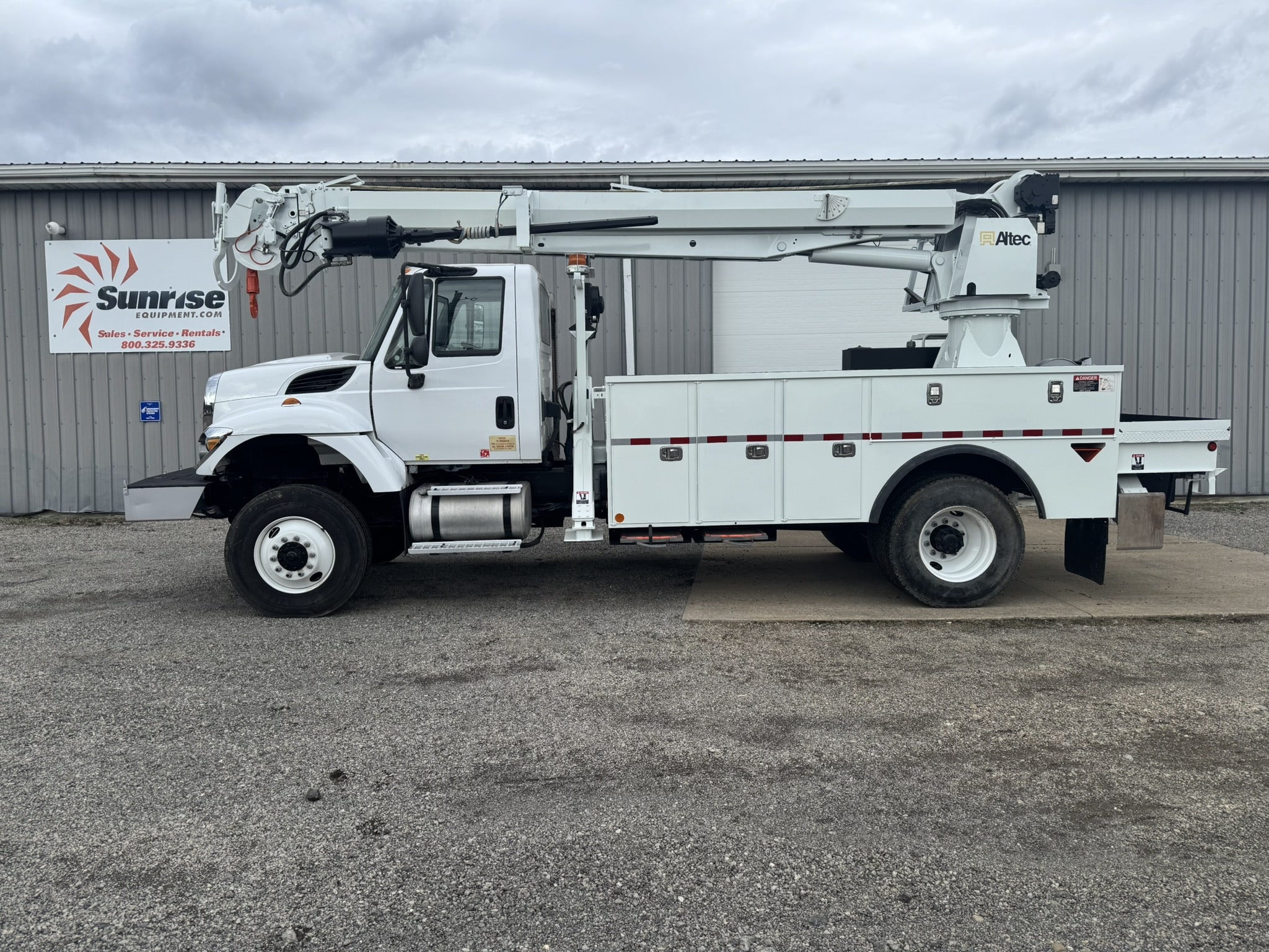 47' ALTEC DM47B-TR ON 2016 INTERNATIONAL 7300 4X4 CHASSIS - Image 3