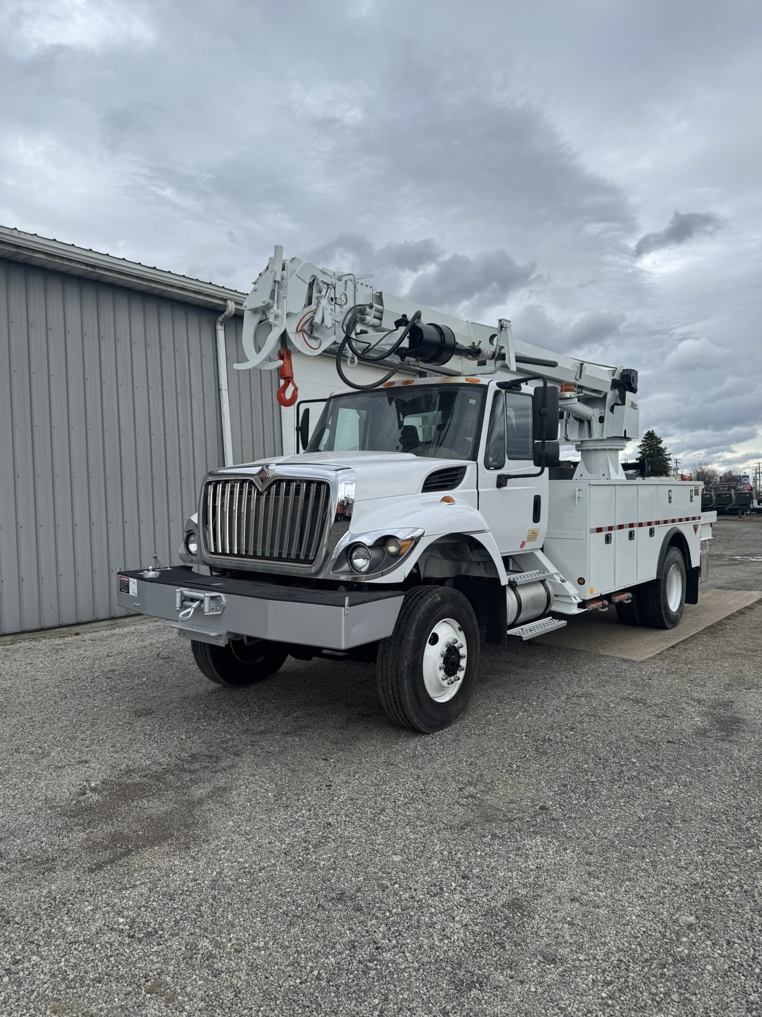 47' ALTEC DM47B-TR ON 2016 INTERNATIONAL 7300 4X4 CHASSIS - Image 2