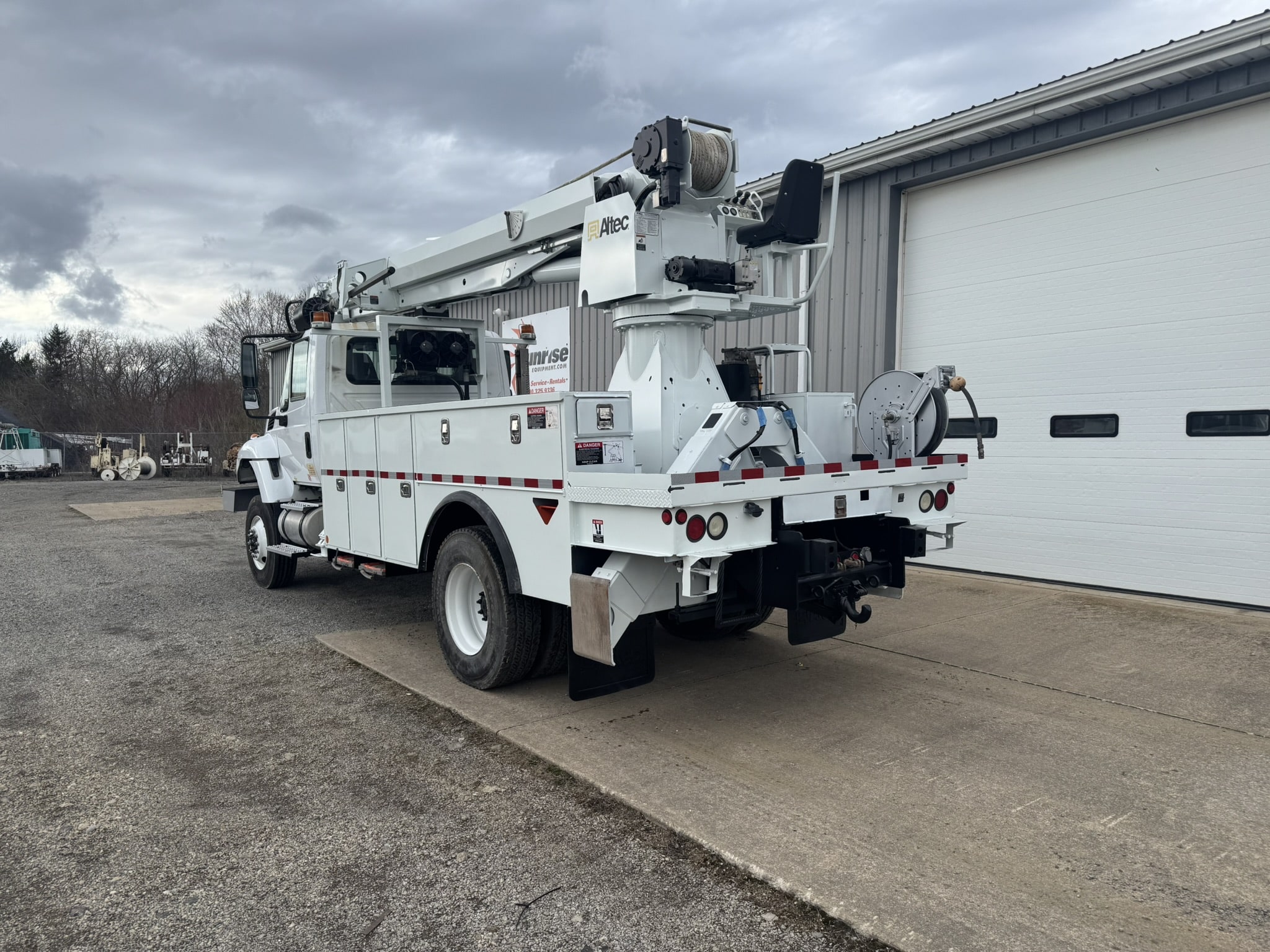 47' ALTEC DM47B-TR ON 2016 INTERNATIONAL 7300 4X4 CHASSIS - Image 4