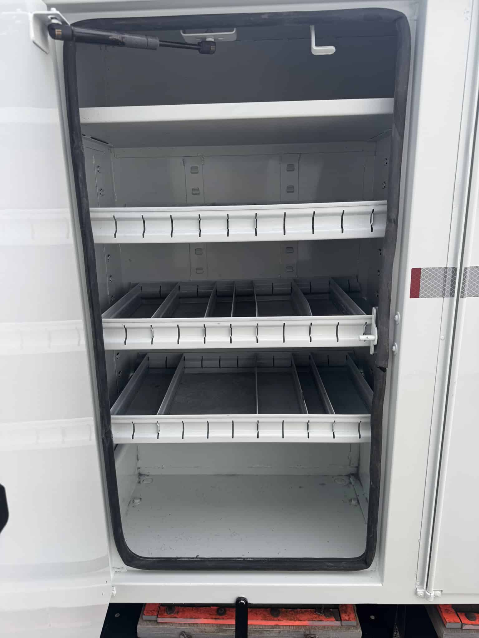 47' ALTEC DM47B-TR ON 2016 INTERNATIONAL 7300 4X4 CHASSIS - Image 22