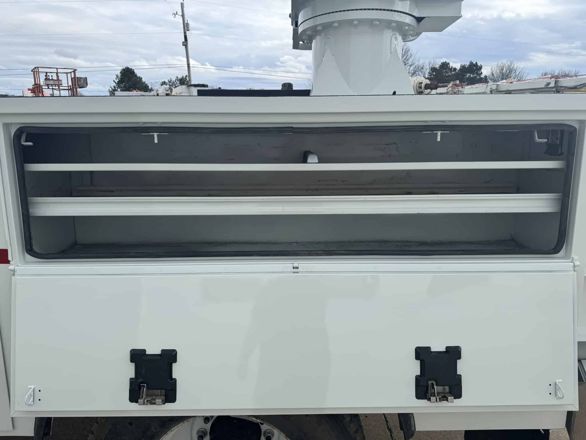 47' ALTEC DM47B-TR ON 2016 INTERNATIONAL 7300 4X4 CHASSIS - Image 24