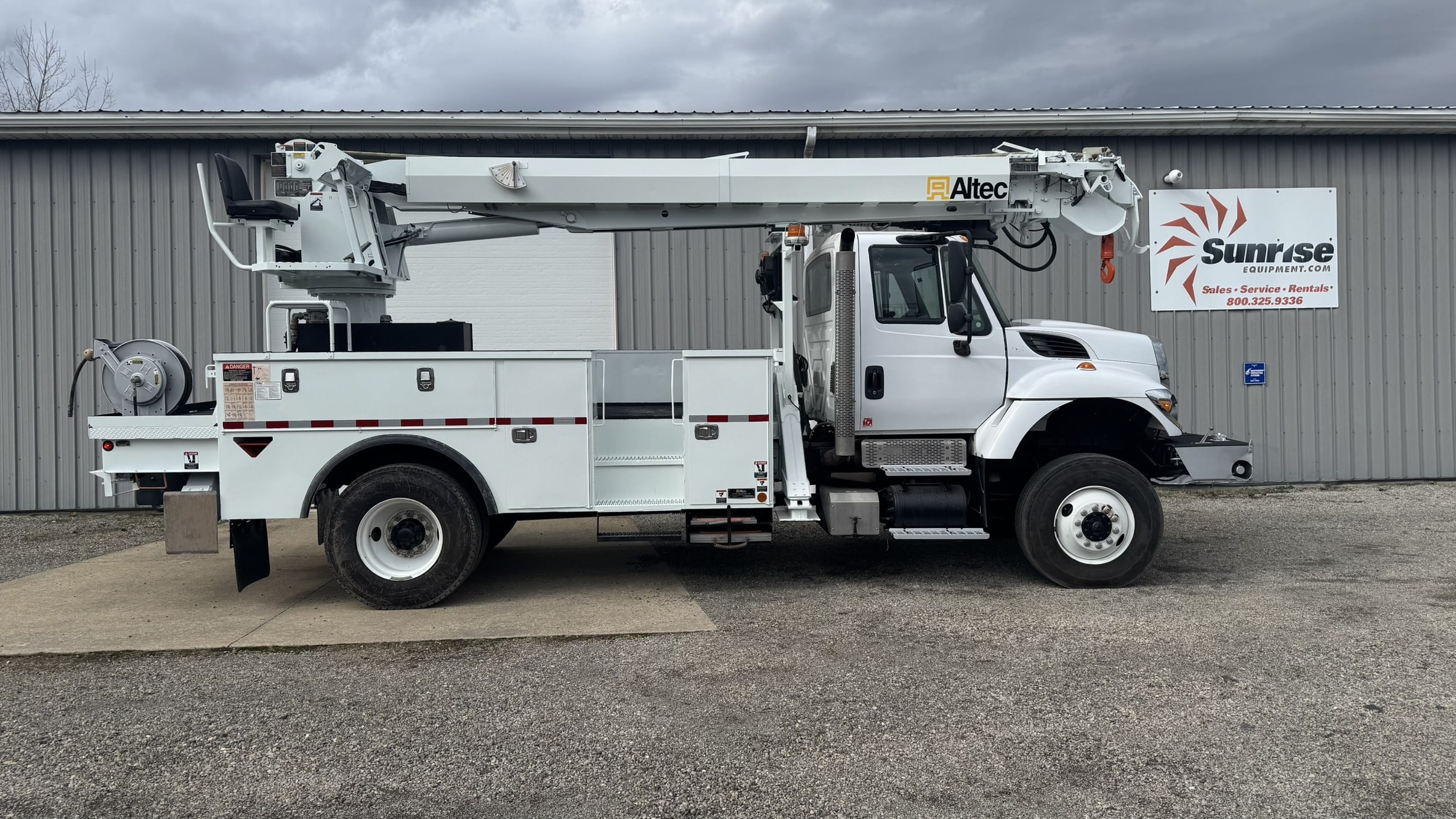 47' ALTEC DM47B-TR ON 2016 INTERNATIONAL 7300 4X4 CHASSIS - Image 6