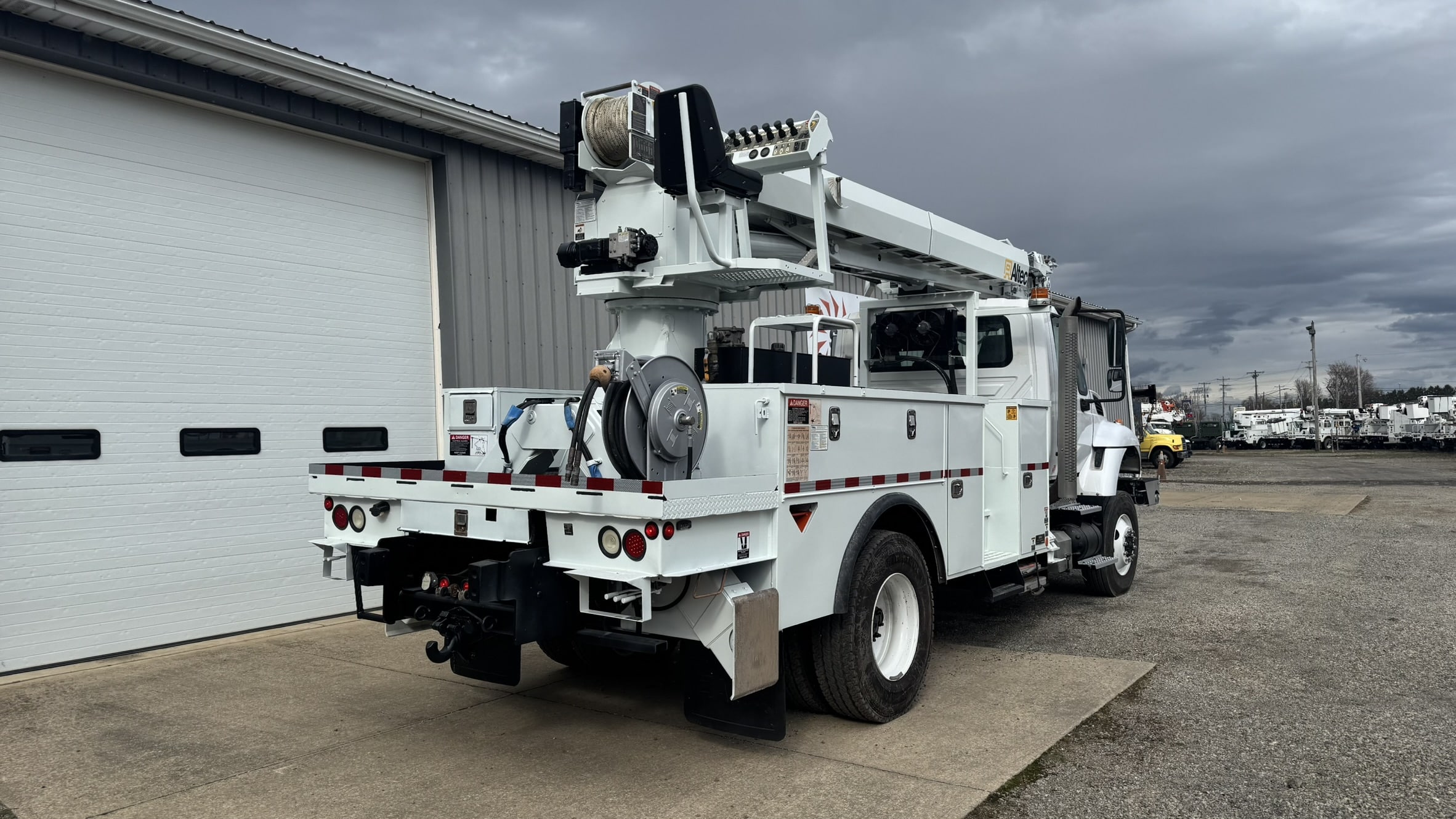 47' ALTEC DM47B-TR ON 2016 INTERNATIONAL 7300 4X4 CHASSIS - Image 7