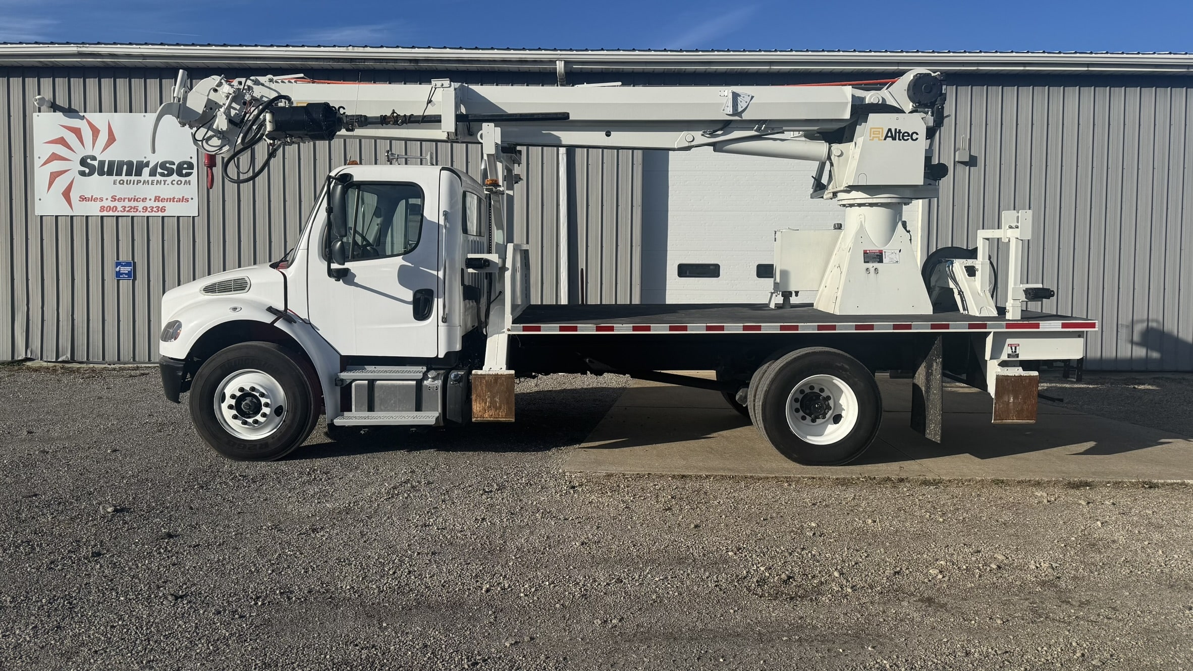 47' ALTEC DC47TR DIGGER DERRICK ON 2024 FREIGHTLINER M2 106 CHASSIS- UNDER 600 MILES SINCE NEW- FRESH INDEPENDENT BOOM CERTIFICATION - Image 3