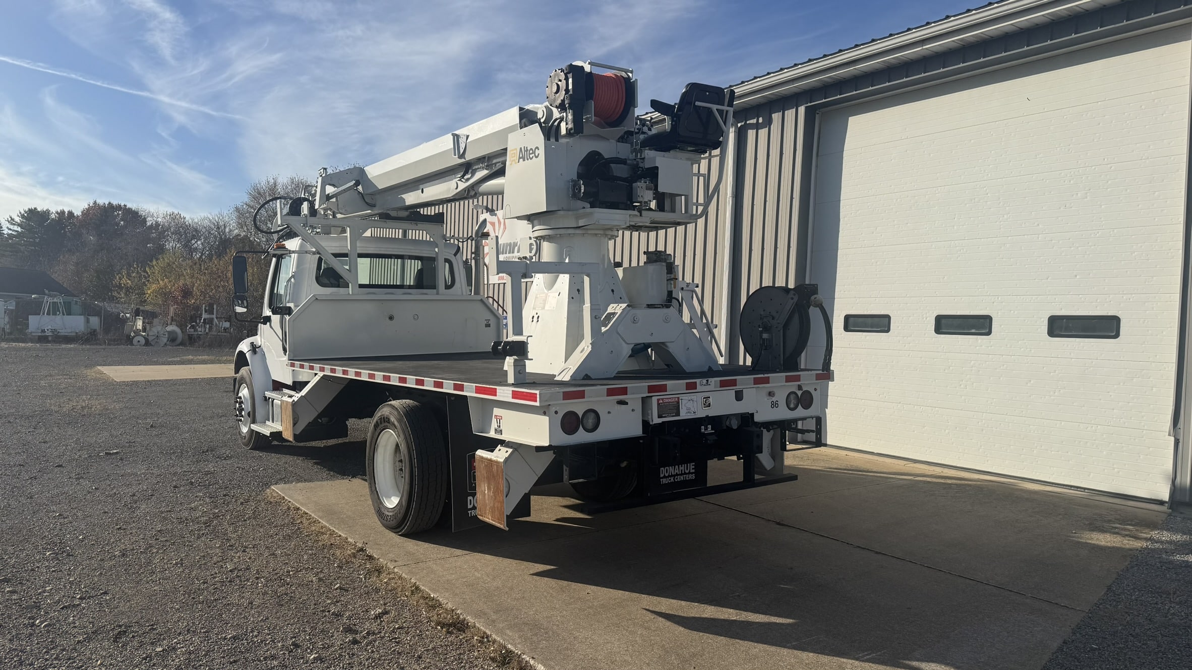 47' ALTEC DC47TR DIGGER DERRICK ON 2024 FREIGHTLINER M2 106 CHASSIS- UNDER 600 MILES SINCE NEW- FRESH INDEPENDENT BOOM CERTIFICATION - Image 4