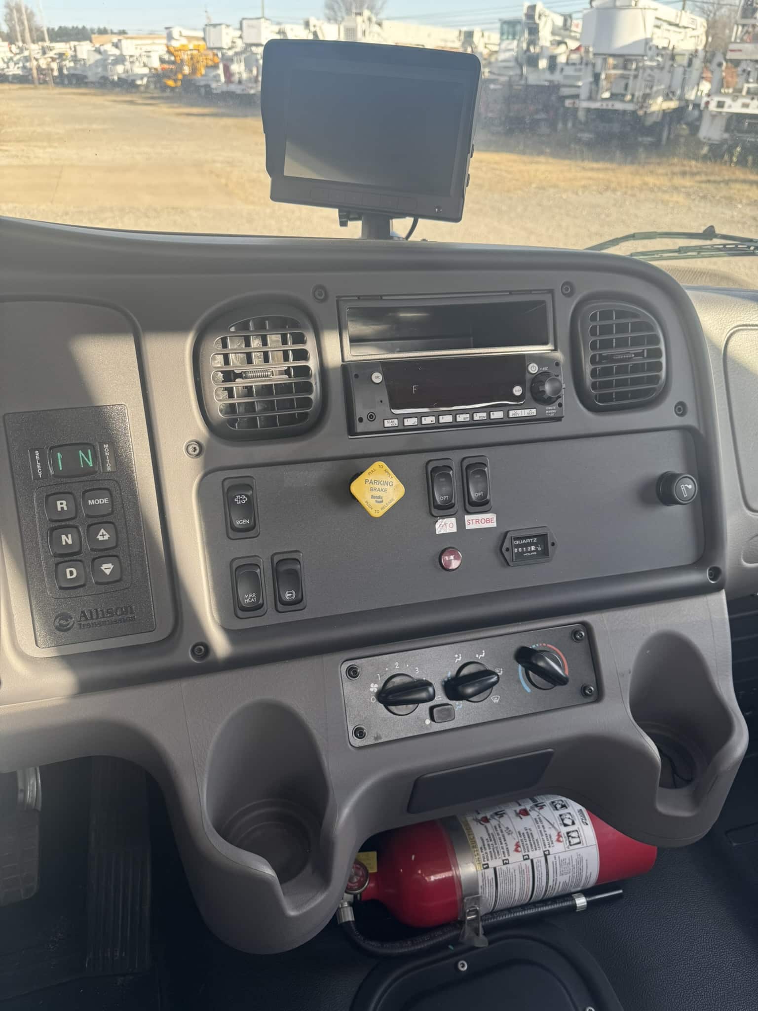 47' ALTEC DC47TR DIGGER DERRICK ON 2024 FREIGHTLINER M2 106 CHASSIS- UNDER 600 MILES SINCE NEW- FRESH INDEPENDENT BOOM CERTIFICATION - Image 16