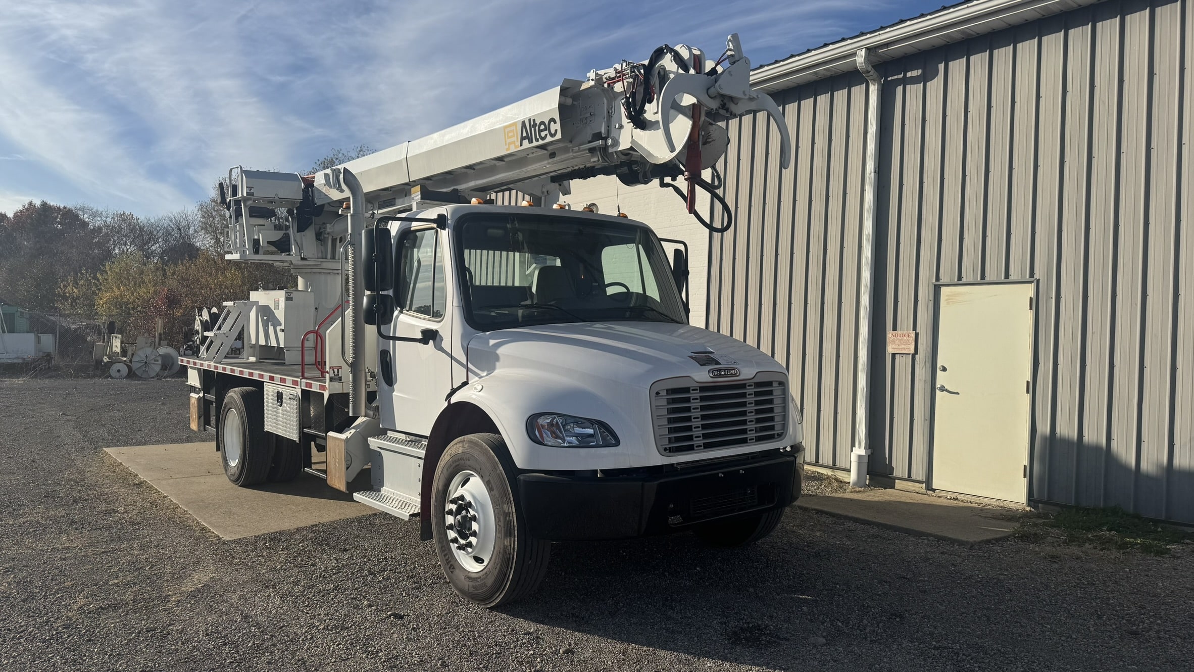 47' ALTEC DC47TR DIGGER DERRICK ON 2024 FREIGHTLINER M2 106 CHASSIS- UNDER 600 MILES SINCE NEW- FRESH INDEPENDENT BOOM CERTIFICATION - Image 5