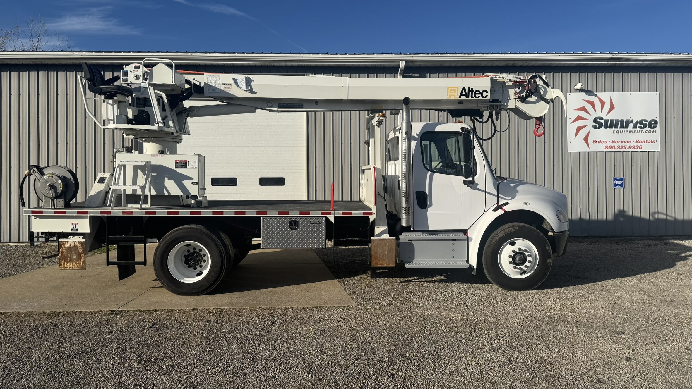 47' ALTEC DC47TR DIGGER DERRICK ON 2024 FREIGHTLINER M2 106 CHASSIS- UNDER 600 MILES SINCE NEW- FRESH INDEPENDENT BOOM CERTIFICATION - Image 6
