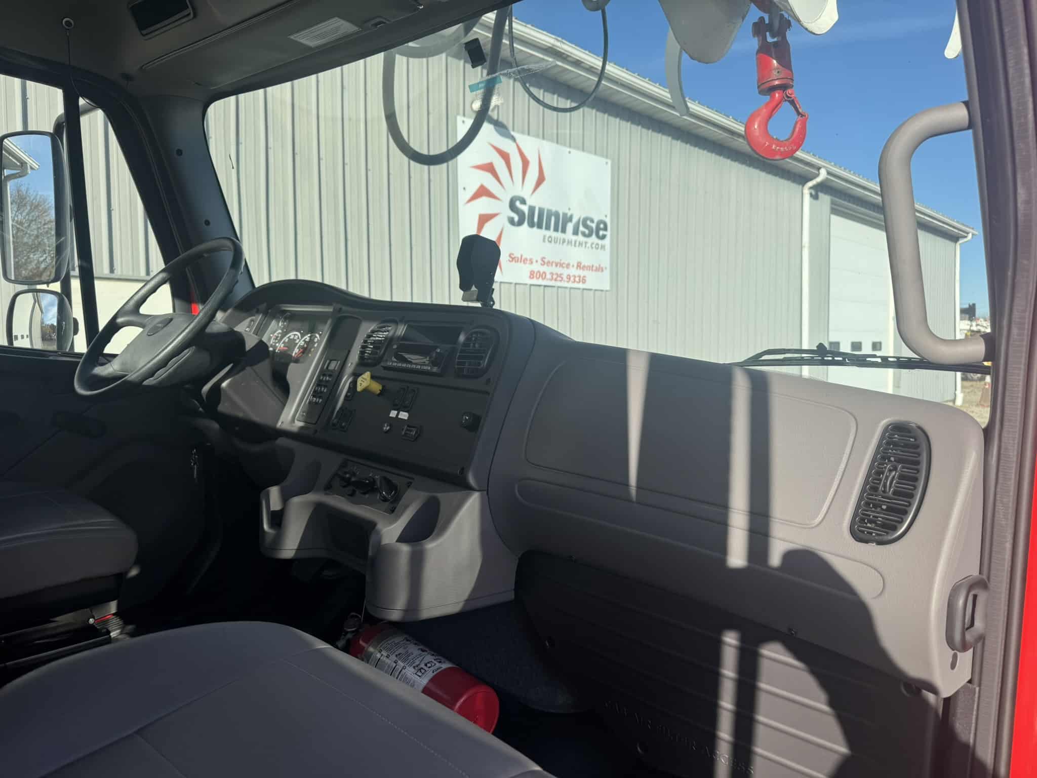 47' ALTEC DC47TR DIGGER DERRICK ON 2024 FREIGHTLINER M2 106 CHASSIS- UNDER 600 MILES SINCE NEW- FRESH INDEPENDENT BOOM CERTIFICATION - Image 23