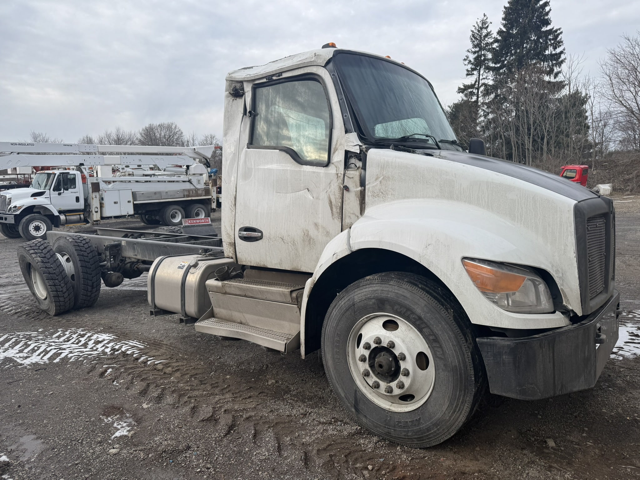 2025 KENWORTH T-280 CAB & CHASSIS - Image 2