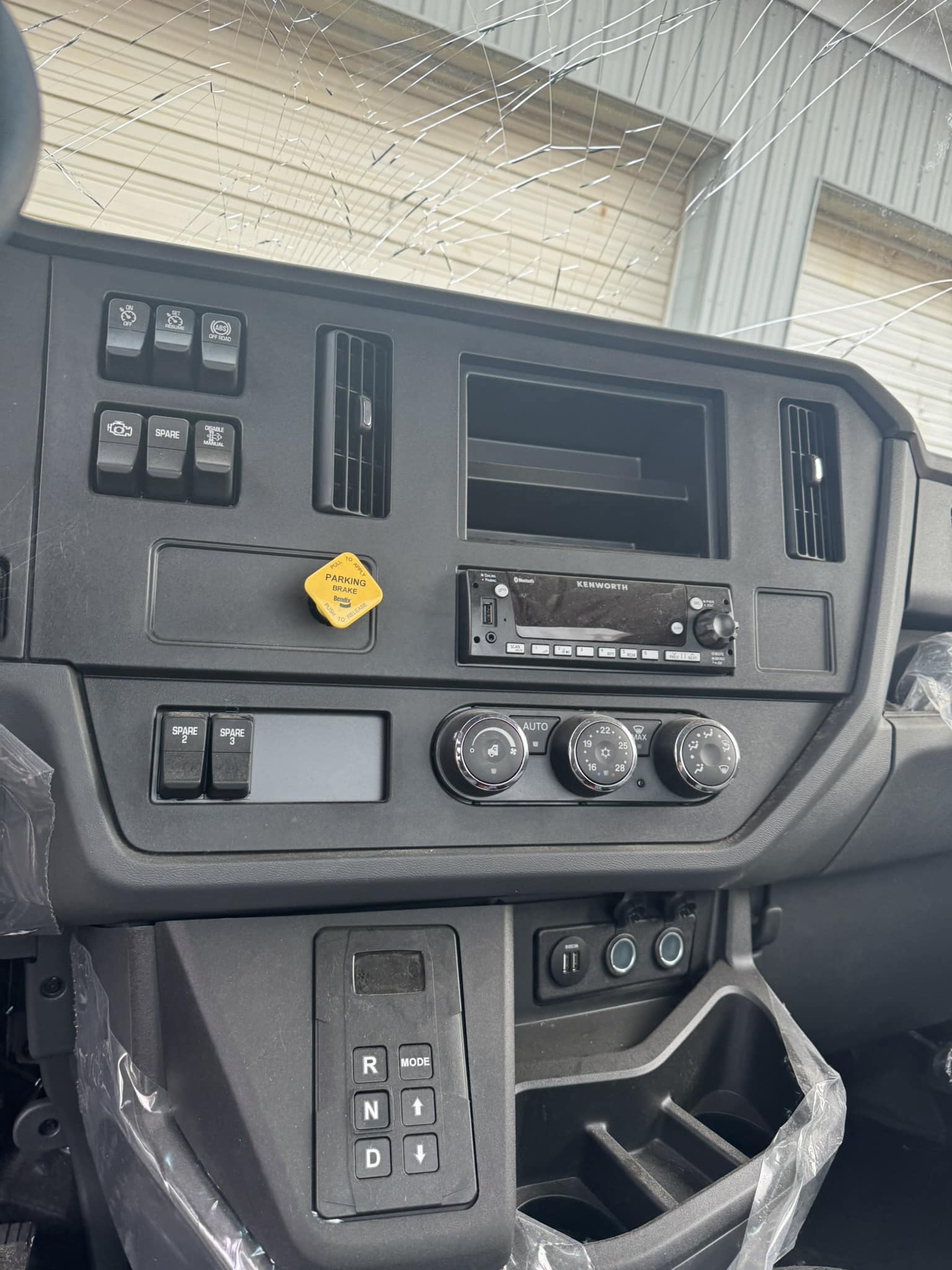2025 KENWORTH T-280 CAB & CHASSIS - Image 11