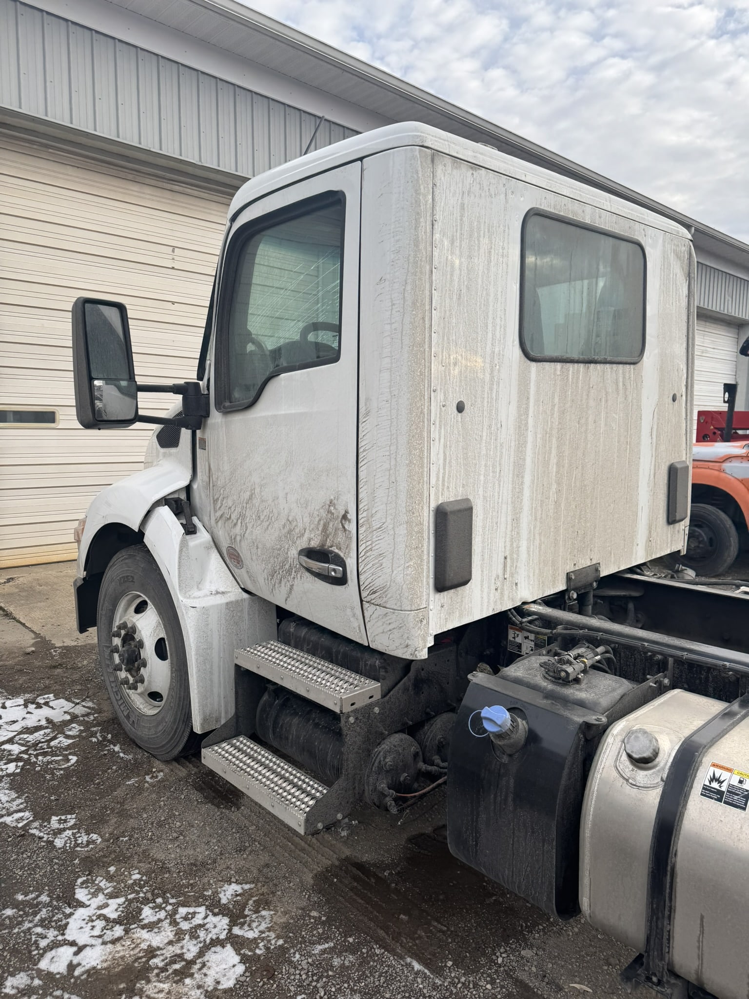 2025 KENWORTH T-280 CAB & CHASSIS - Image 15