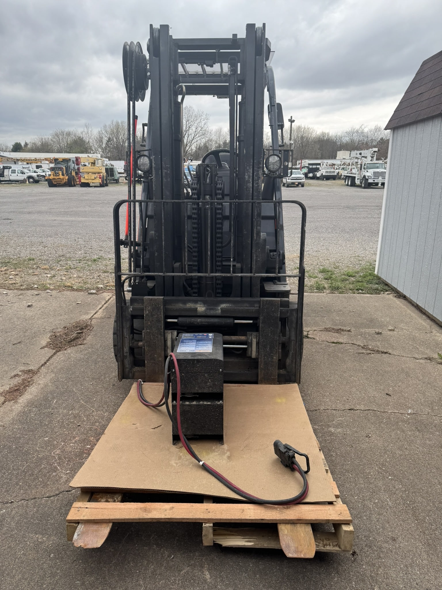 2017 TOYOTA 7FBCU45 48V ELECTRIC FORKLIFT 8,100LB CAPACITY - Image 2