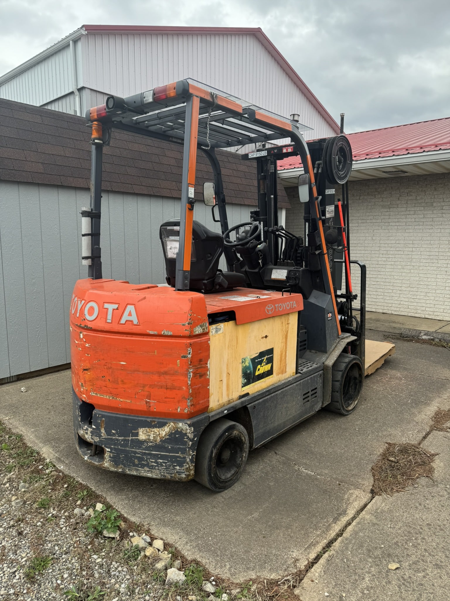 2017 TOYOTA 7FBCU45 48V ELECTRIC FORKLIFT 8,100LB CAPACITY - Image 3