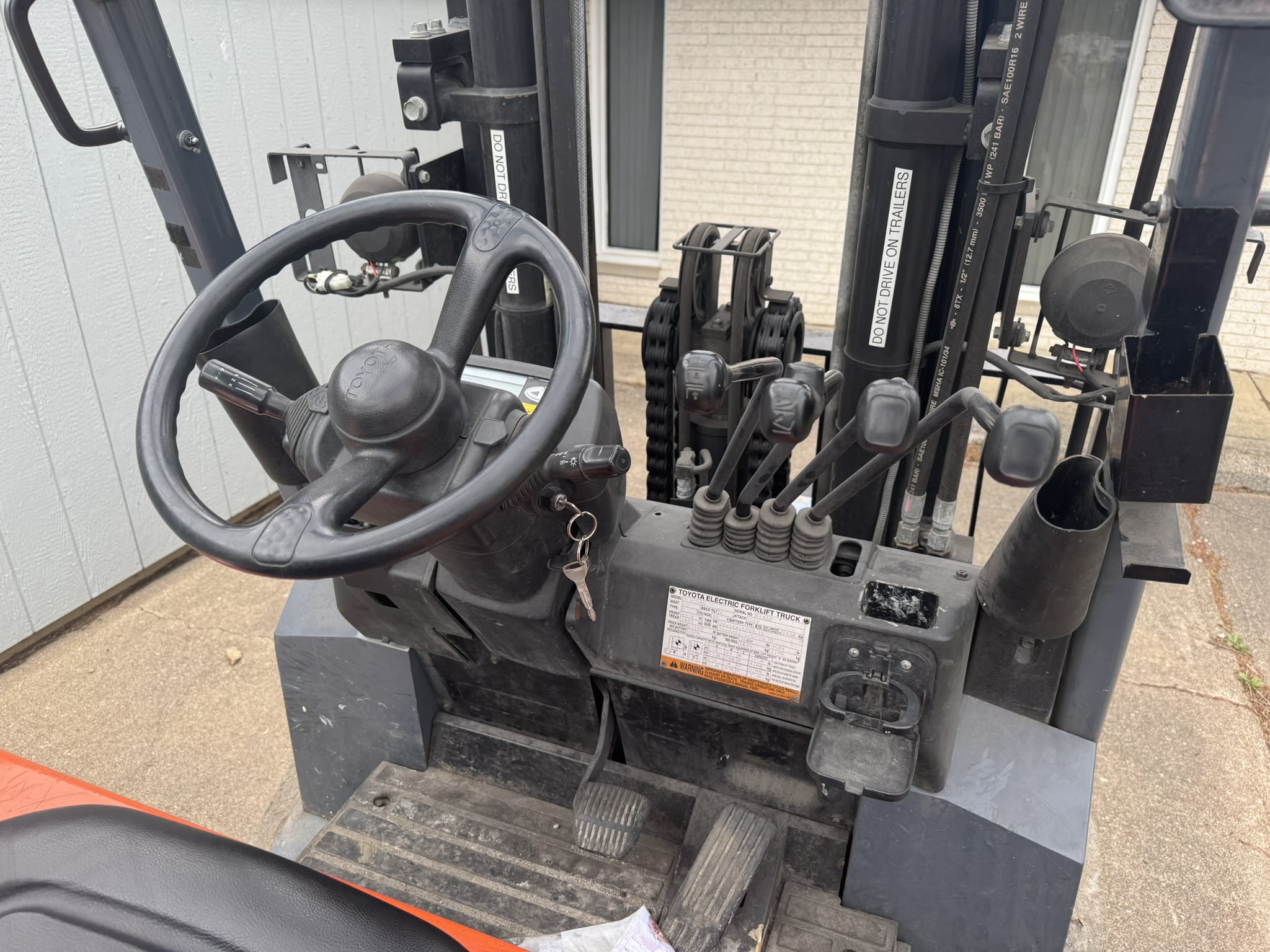 2017 TOYOTA 7FBCU45 48V ELECTRIC FORKLIFT 8,100LB CAPACITY - Image 5