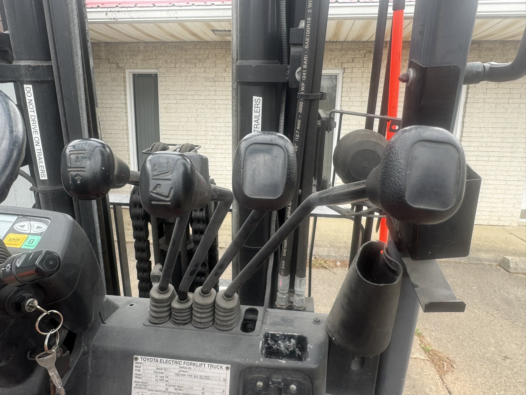 2017 TOYOTA 7FBCU45 48V ELECTRIC FORKLIFT 8,100LB CAPACITY - Image 6