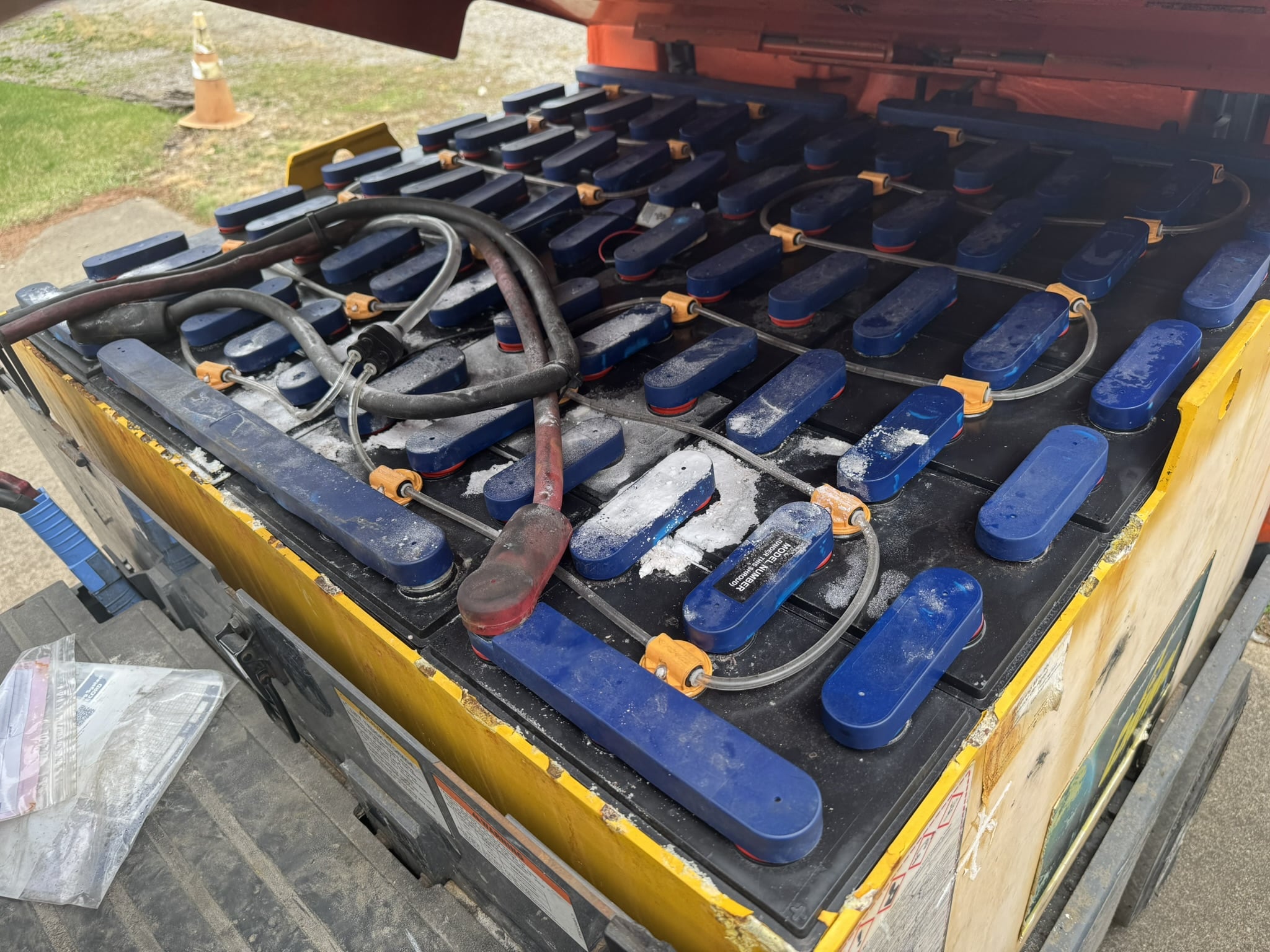 2017 TOYOTA 7FBCU45 48V ELECTRIC FORKLIFT 8,100LB CAPACITY - Image 8