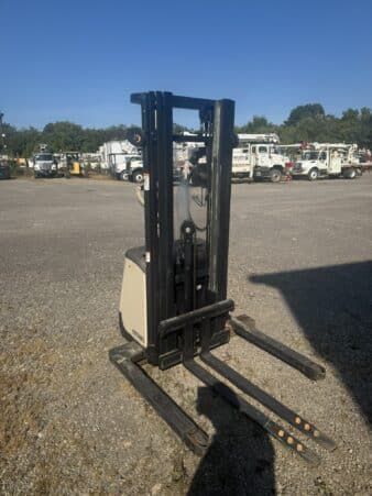 2017 CROWN ST3000-25 WALKING ELECTRIC PALLET STACKER- 2,500 LBS CAPACITY-LESS THAN 50 HOURS