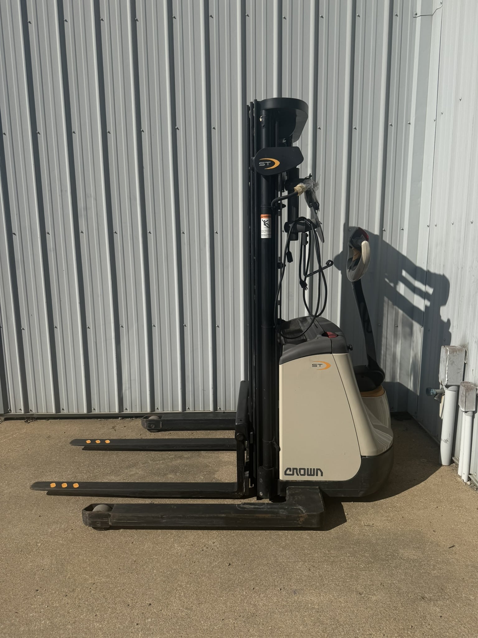 2016 CROWN ST3000-25 WALKING ELECTRIC PALLET STACKER- 2,500 LBS CAPACITY-LESS THAN 50 HOURS - Image 15