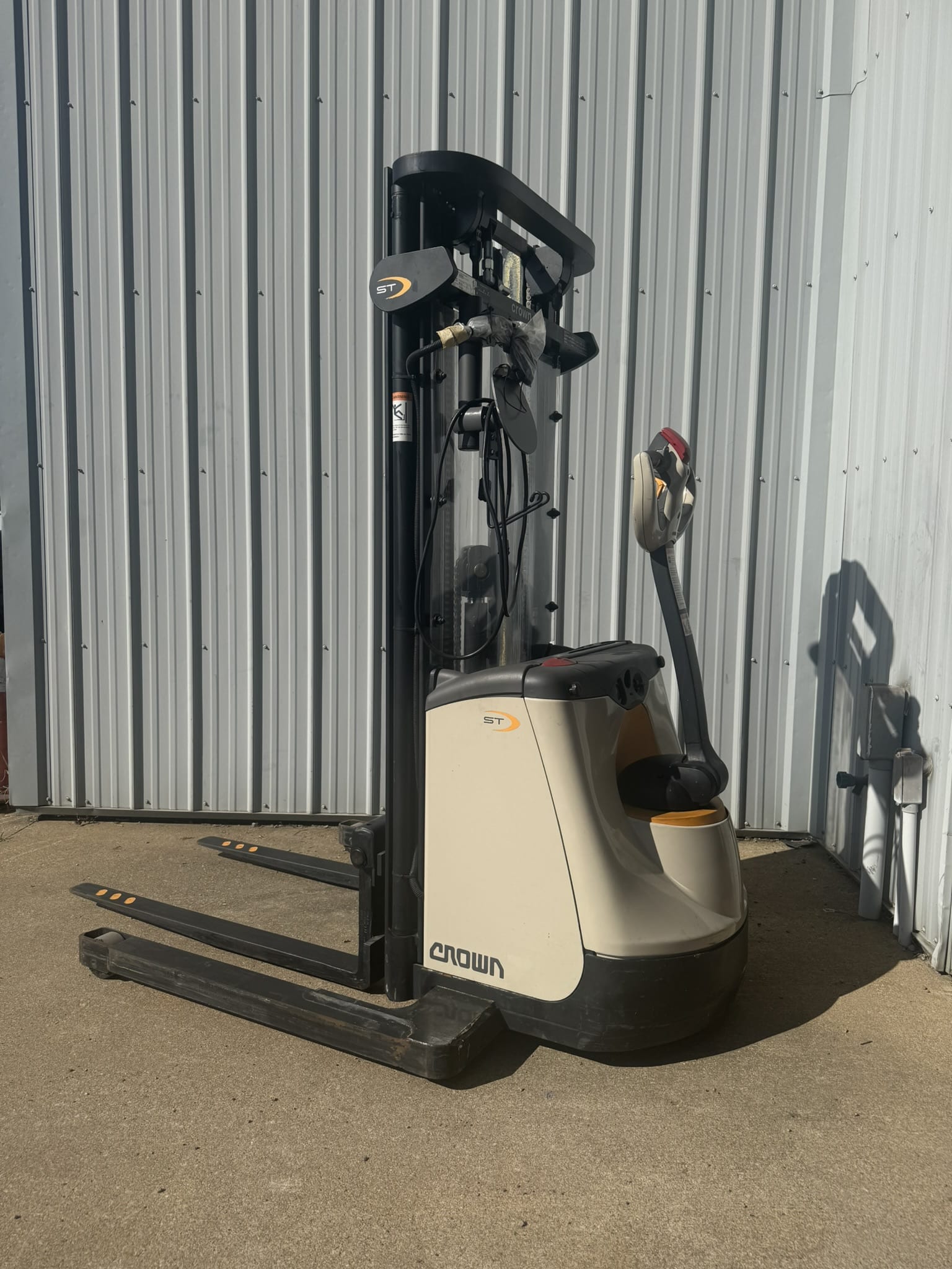 2016 CROWN ST3000-25 WALKING ELECTRIC PALLET STACKER- 2,500 LBS CAPACITY-LESS THAN 50 HOURS - Image 14