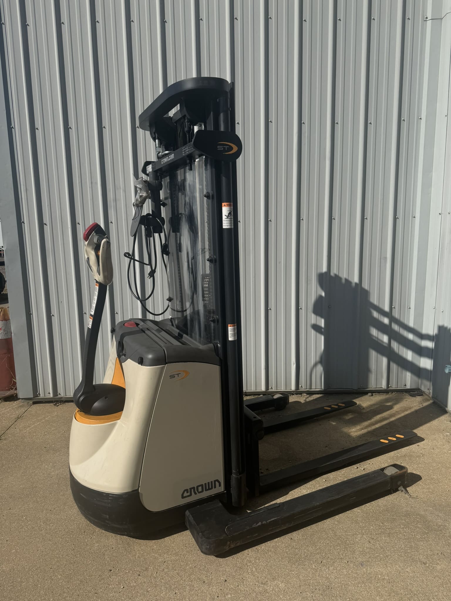 2016 CROWN ST3000-25 WALKING ELECTRIC PALLET STACKER- 2,500 LBS CAPACITY-LESS THAN 50 HOURS - Image 12