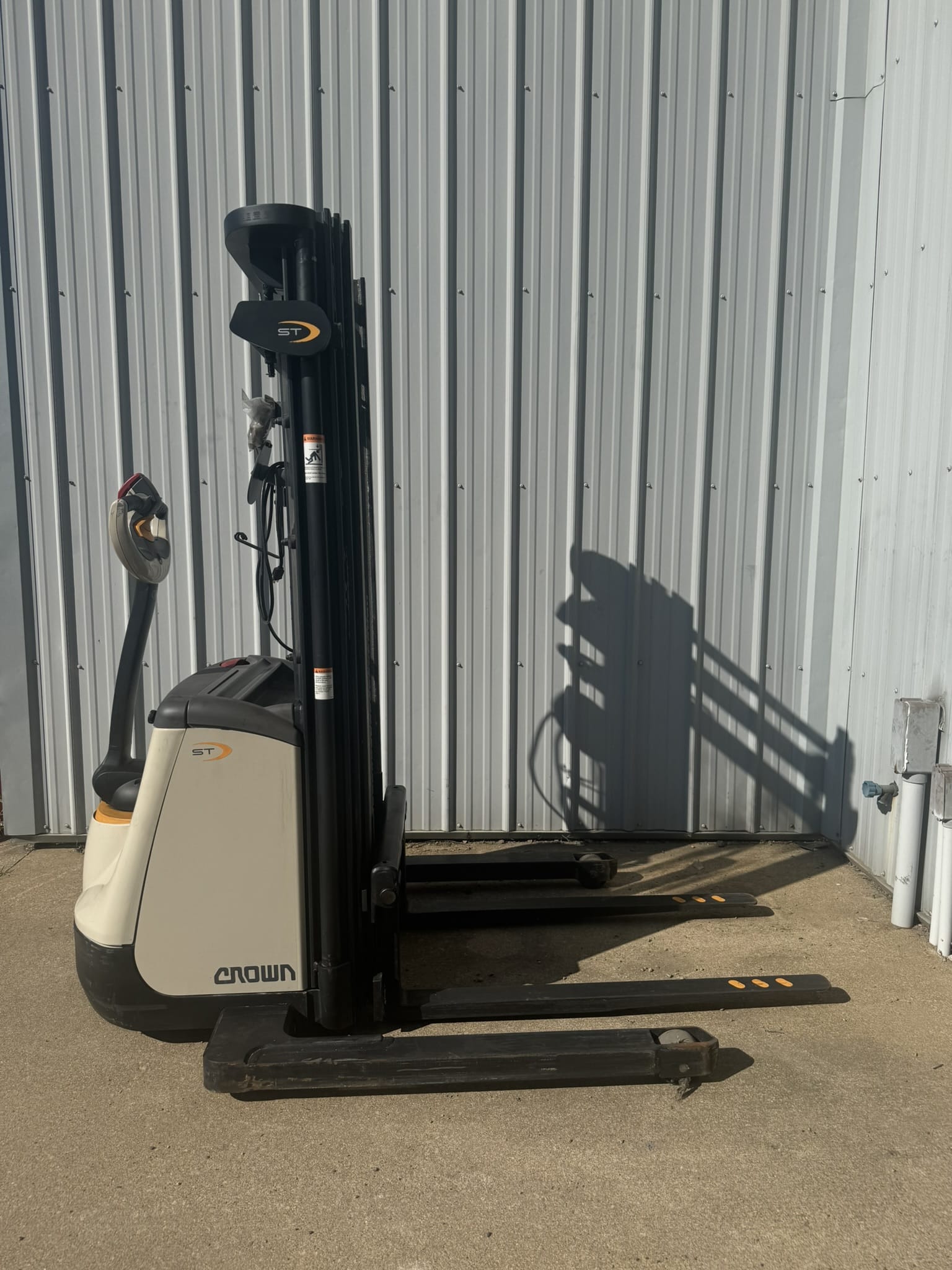 2016 CROWN ST3000-25 WALKING ELECTRIC PALLET STACKER- 2,500 LBS CAPACITY-LESS THAN 50 HOURS - Image 11