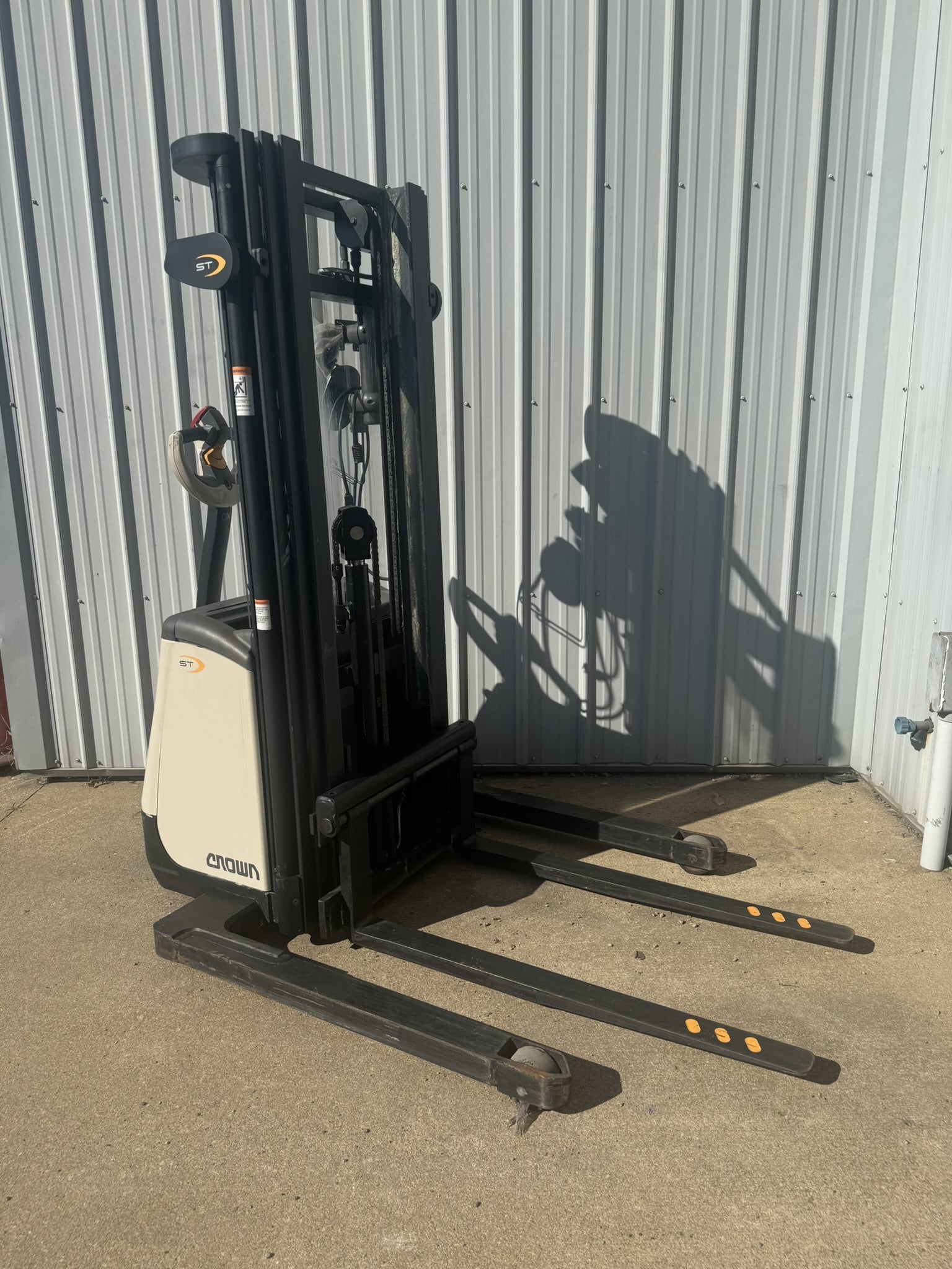 2016 CROWN ST3000-25 WALKING ELECTRIC PALLET STACKER- 2,500 LBS CAPACITY-LESS THAN 50 HOURS - Image 10