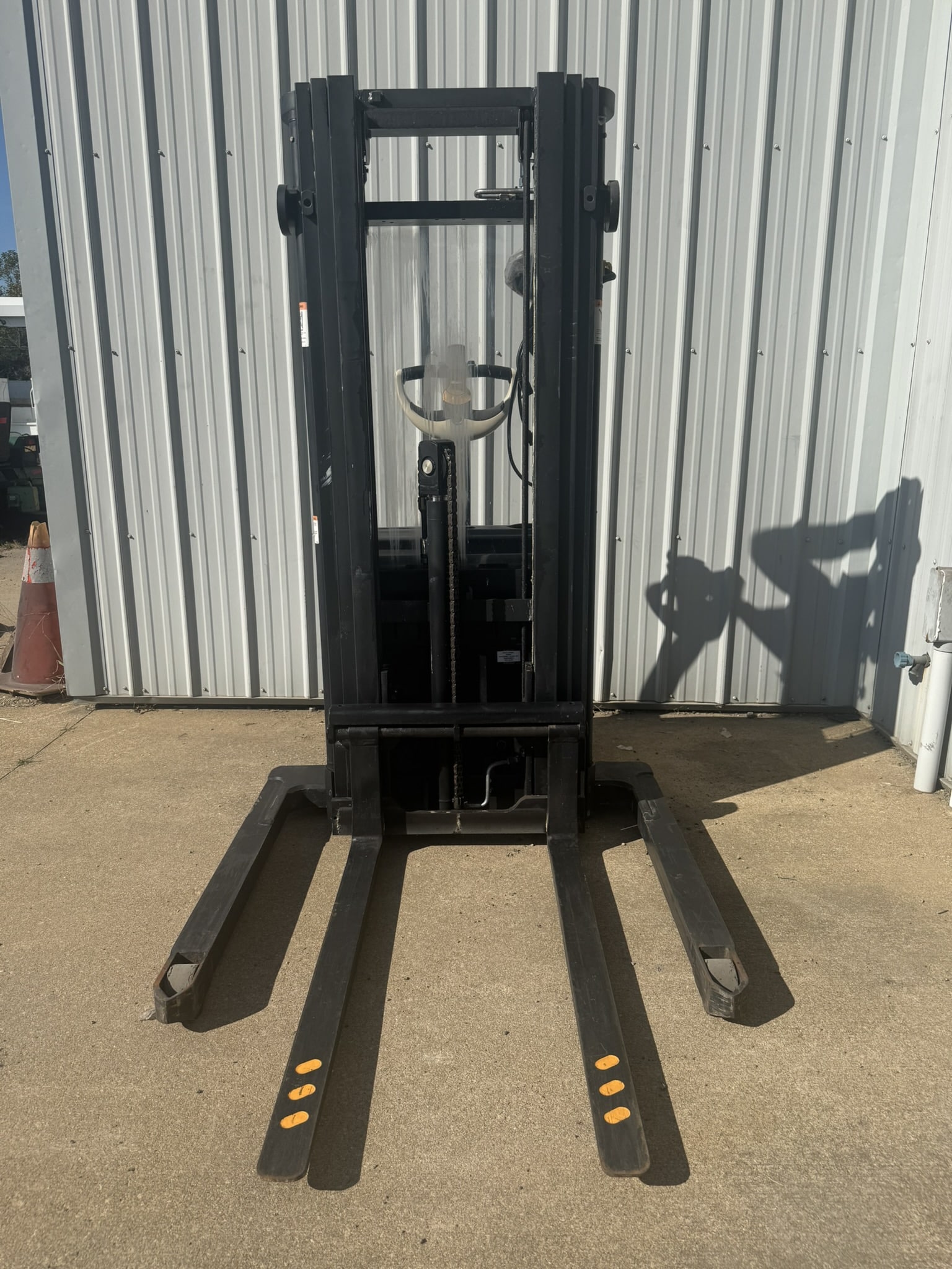 2016 CROWN ST3000-25 WALKING ELECTRIC PALLET STACKER- 2,500 LBS CAPACITY-LESS THAN 50 HOURS - Image 8