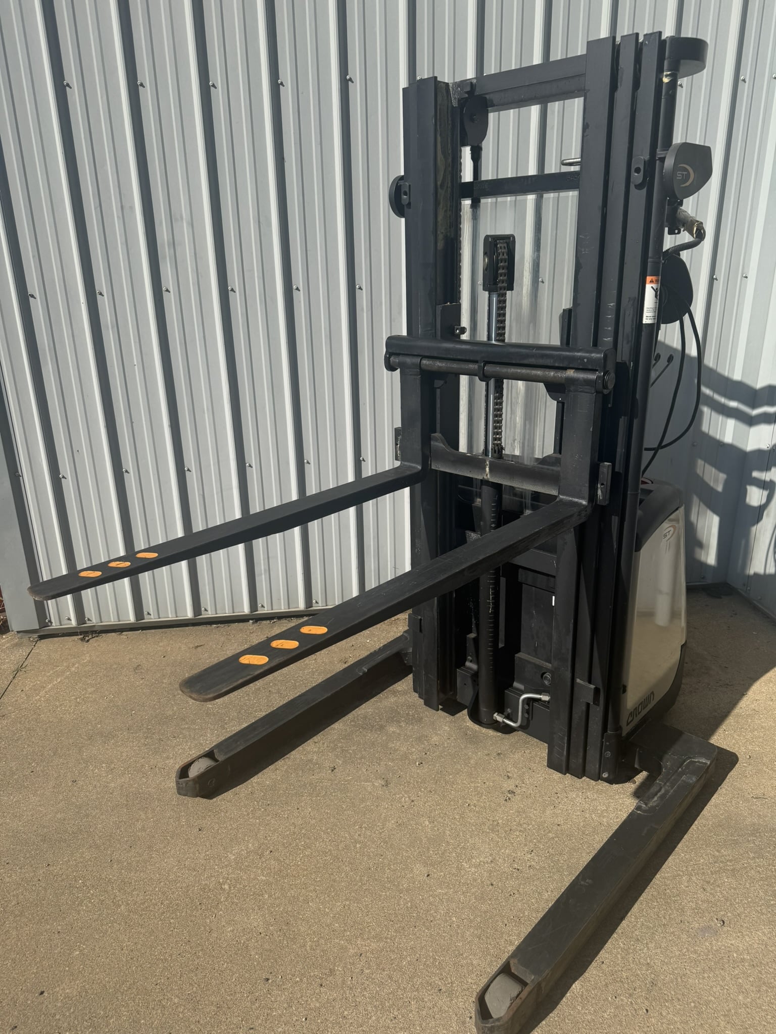 2016 CROWN ST3000-25 WALKING ELECTRIC PALLET STACKER- 2,500 LBS CAPACITY-LESS THAN 50 HOURS - Image 7