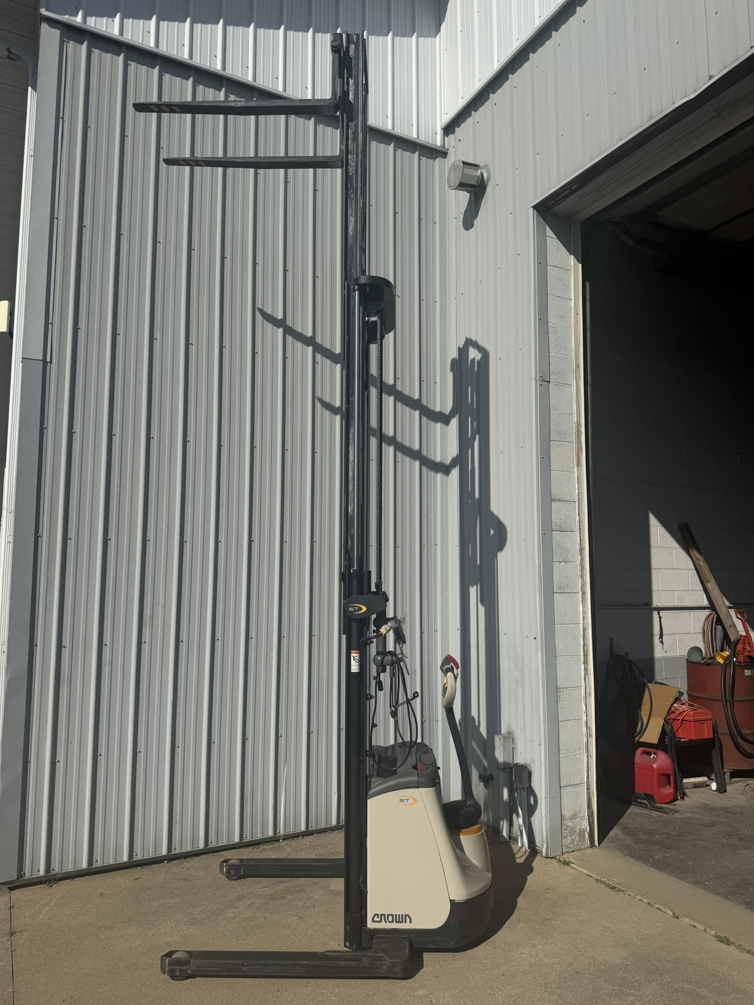 2016 CROWN ST3000-25 WALKING ELECTRIC PALLET STACKER- 2,500 LBS CAPACITY-LESS THAN 50 HOURS - Image 17