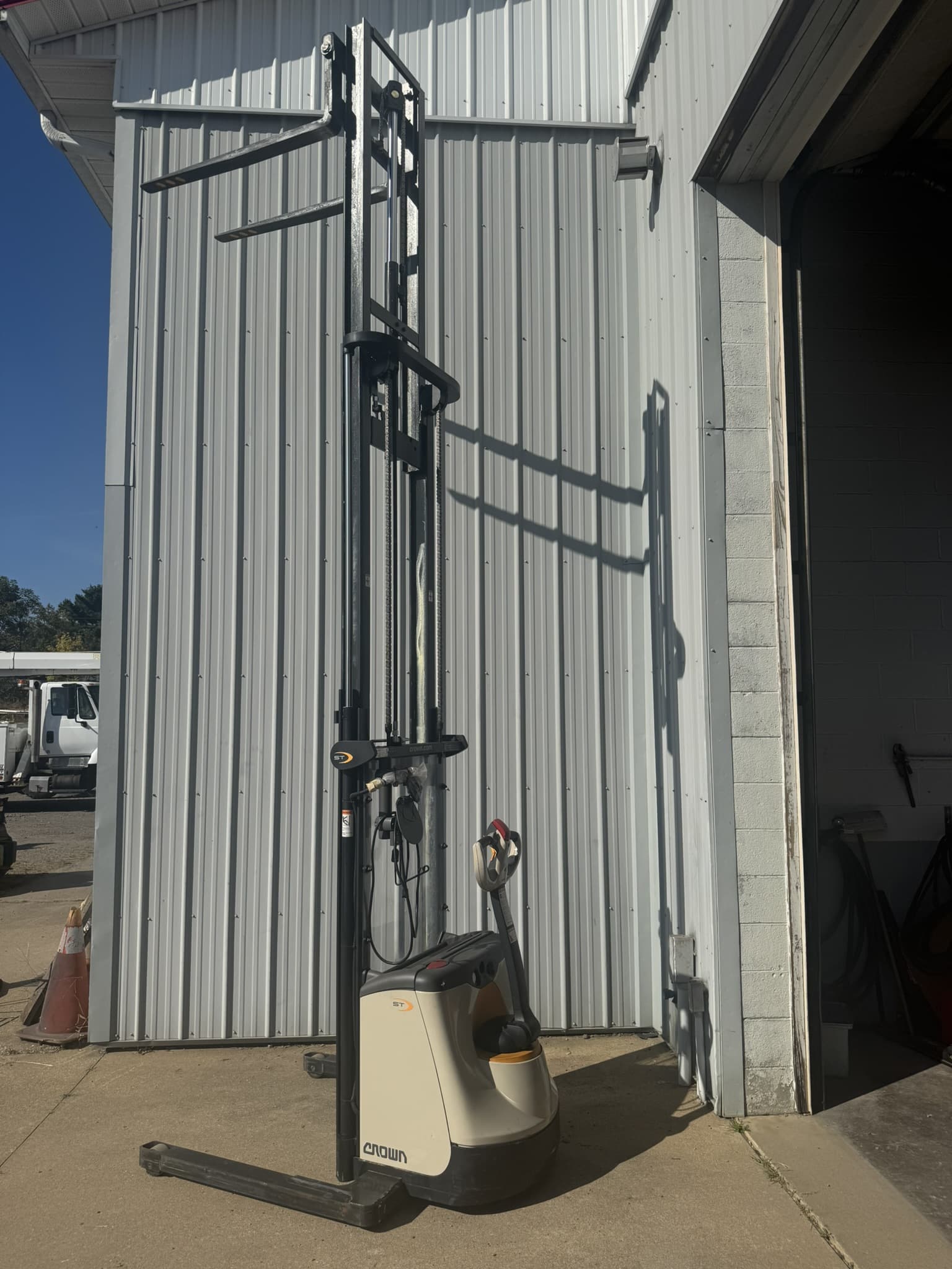 2016 CROWN ST3000-25 WALKING ELECTRIC PALLET STACKER- 2,500 LBS CAPACITY-LESS THAN 50 HOURS - Image 16