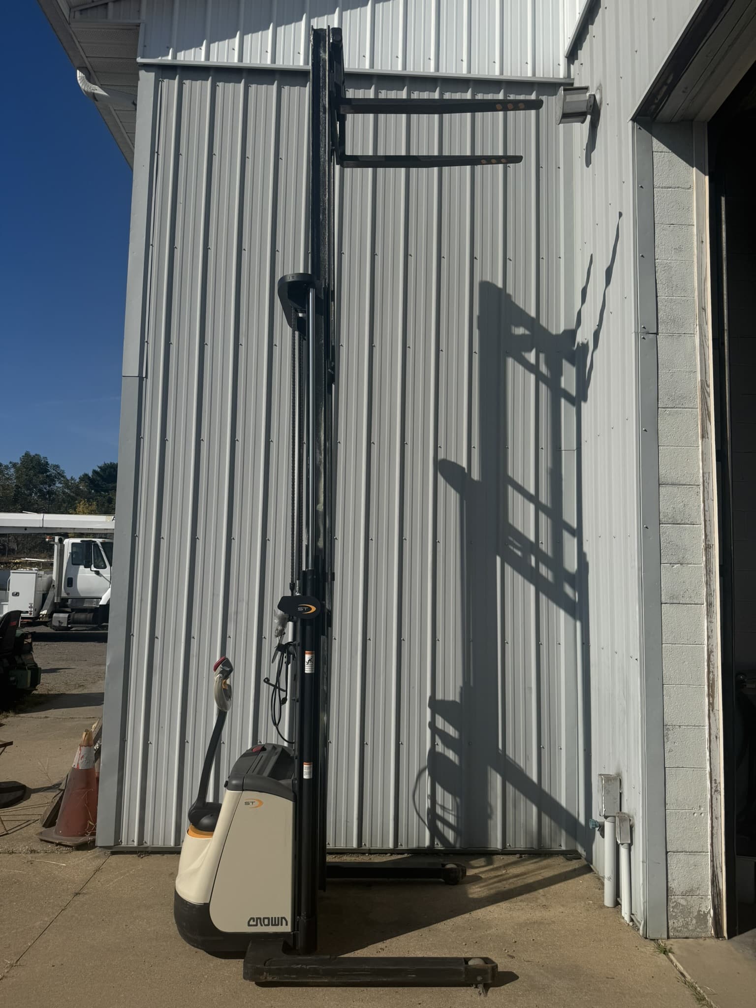 2016 CROWN ST3000-25 WALKING ELECTRIC PALLET STACKER- 2,500 LBS CAPACITY-LESS THAN 50 HOURS - Image 18