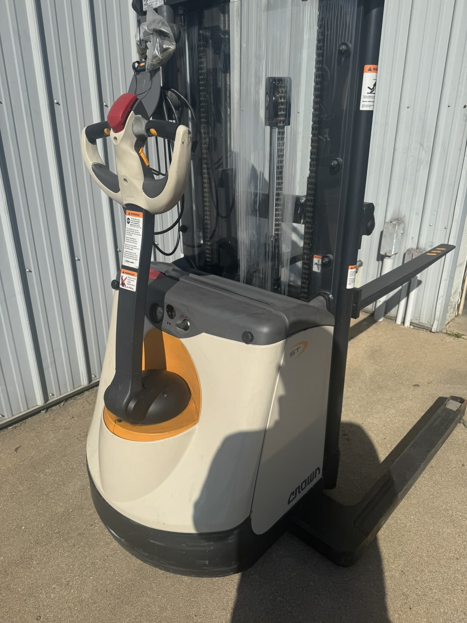 2016 CROWN ST3000-25 WALKING ELECTRIC PALLET STACKER- 2,500 LBS CAPACITY-LESS THAN 50 HOURS - Image 5