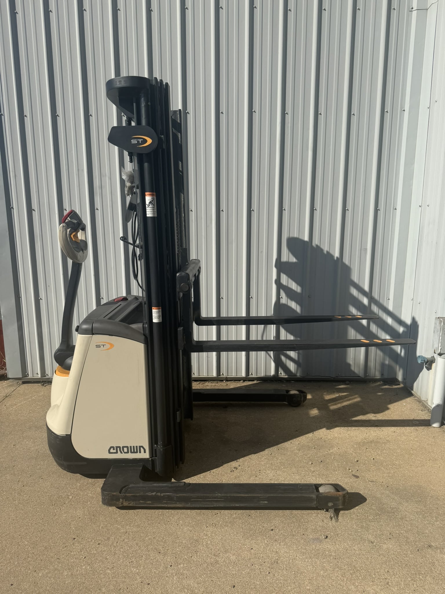 2016 CROWN ST3000-25 WALKING ELECTRIC PALLET STACKER- 2,500 LBS CAPACITY-LESS THAN 50 HOURS - Image 4