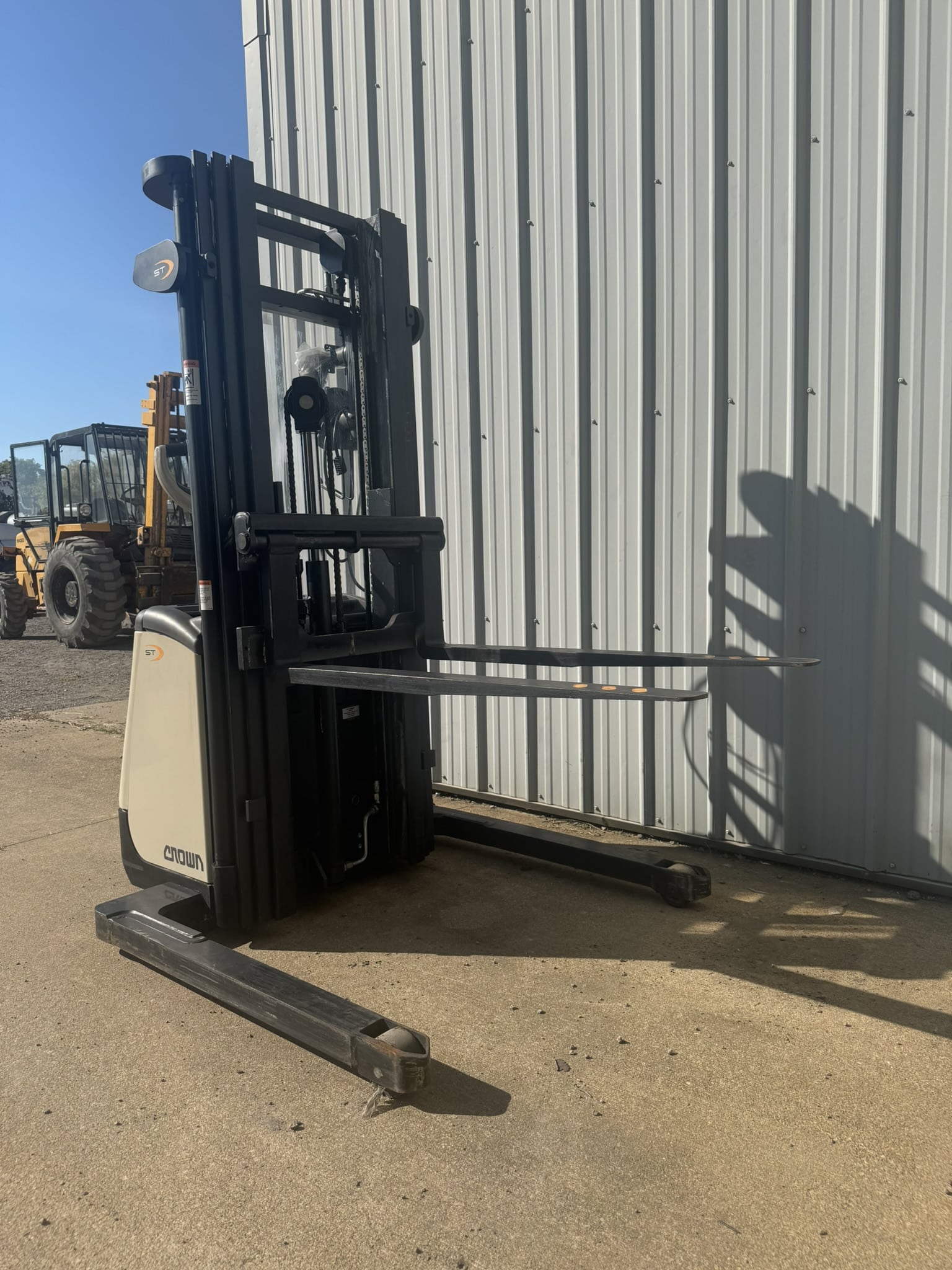 2016 CROWN ST3000-25 WALKING ELECTRIC PALLET STACKER- 2,500 LBS CAPACITY-LESS THAN 50 HOURS - Image 3