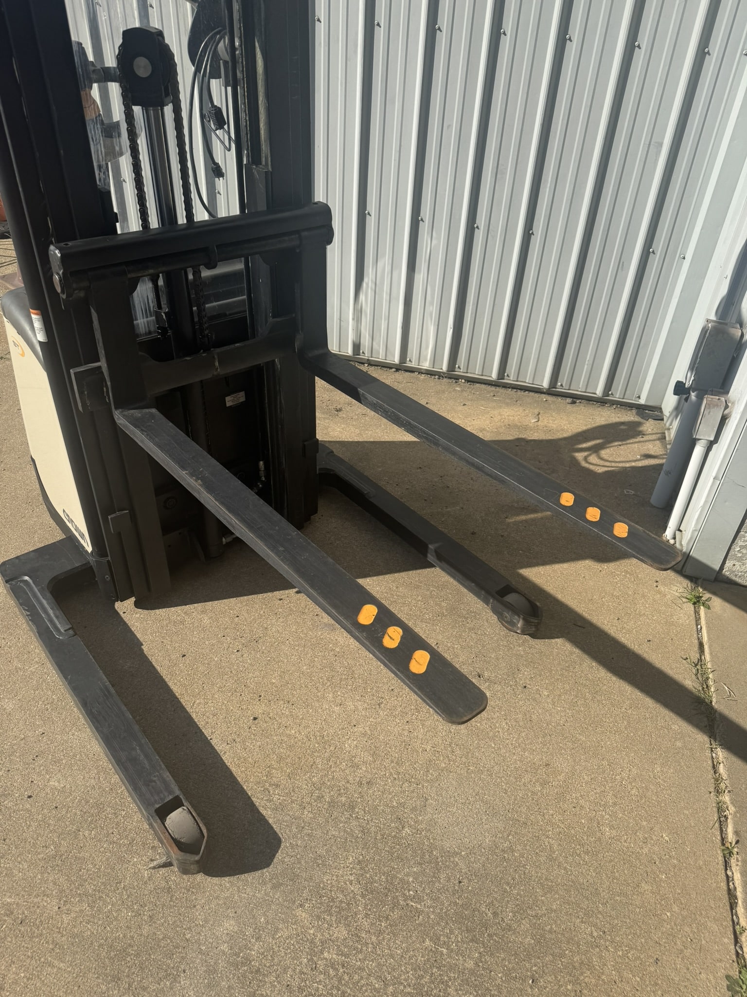 2016 CROWN ST3000-25 WALKING ELECTRIC PALLET STACKER- 2,500 LBS CAPACITY-LESS THAN 50 HOURS - Image 6
