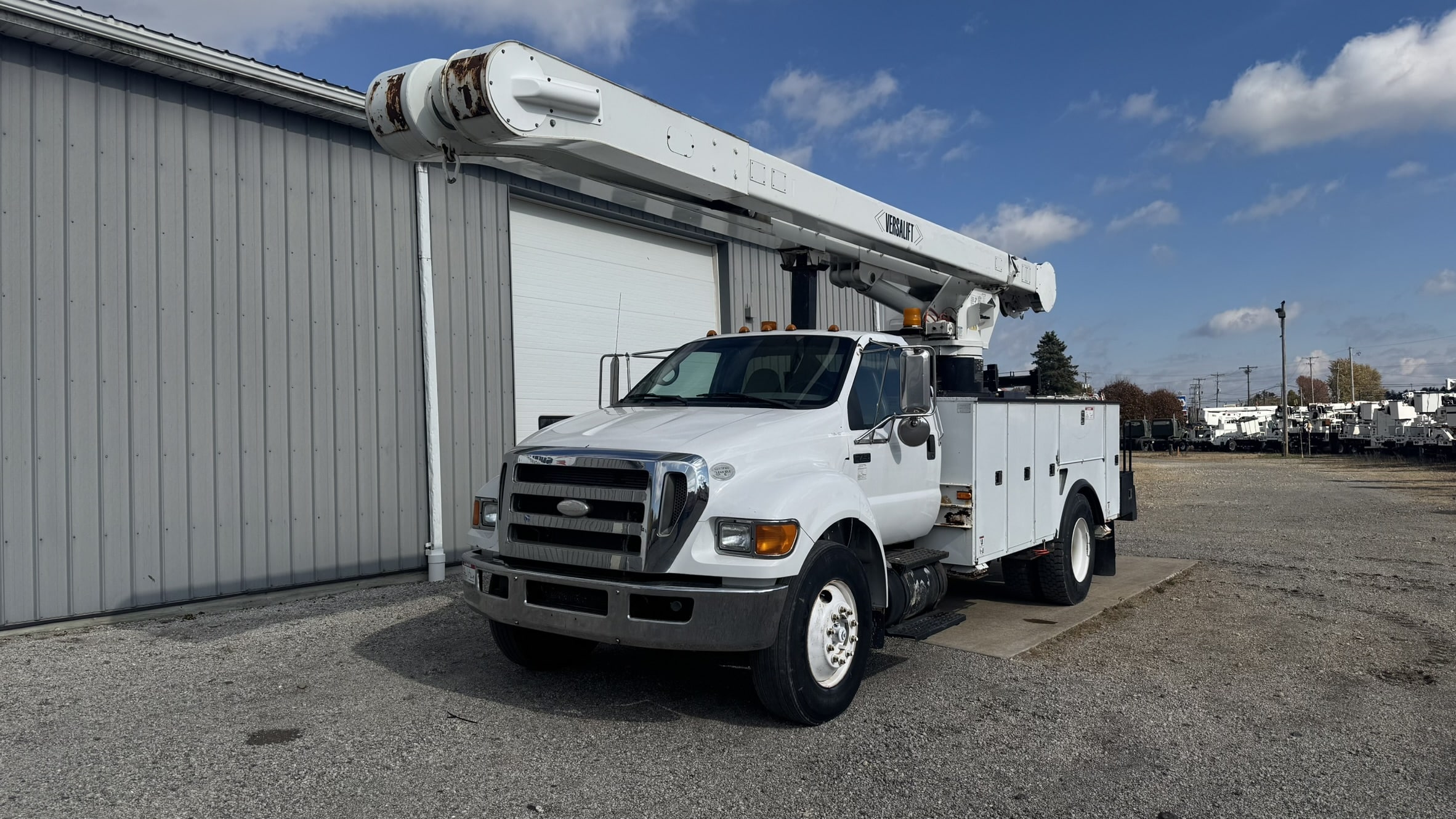 60' VERSALIFT VO355MHI ON 2009 FORD F750 4X4 CHASSIS 4X2 - Image 3