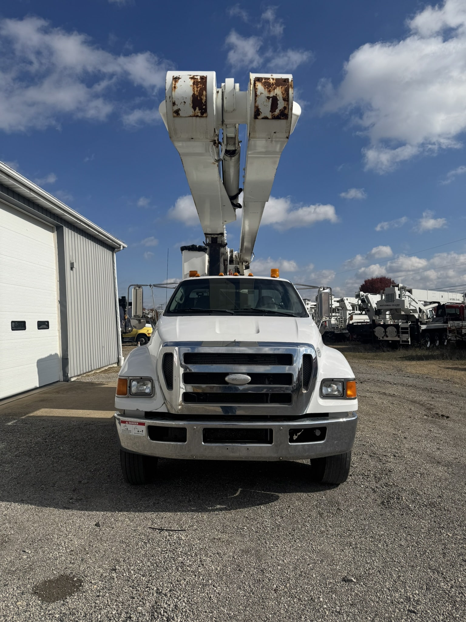 60' VERSALIFT VO355MHI ON 2009 FORD F750 4X4 CHASSIS 4X2 - Image 4