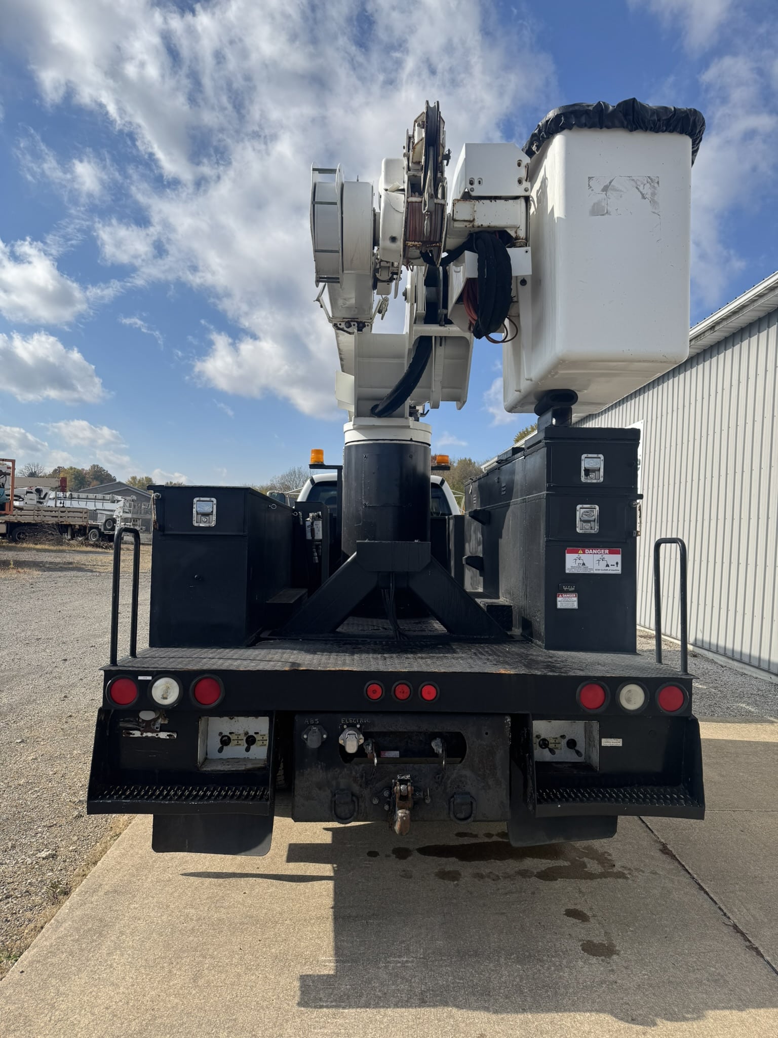 60' VERSALIFT VO355MHI ON 2009 FORD F750 4X4 CHASSIS 4X2 - Image 6