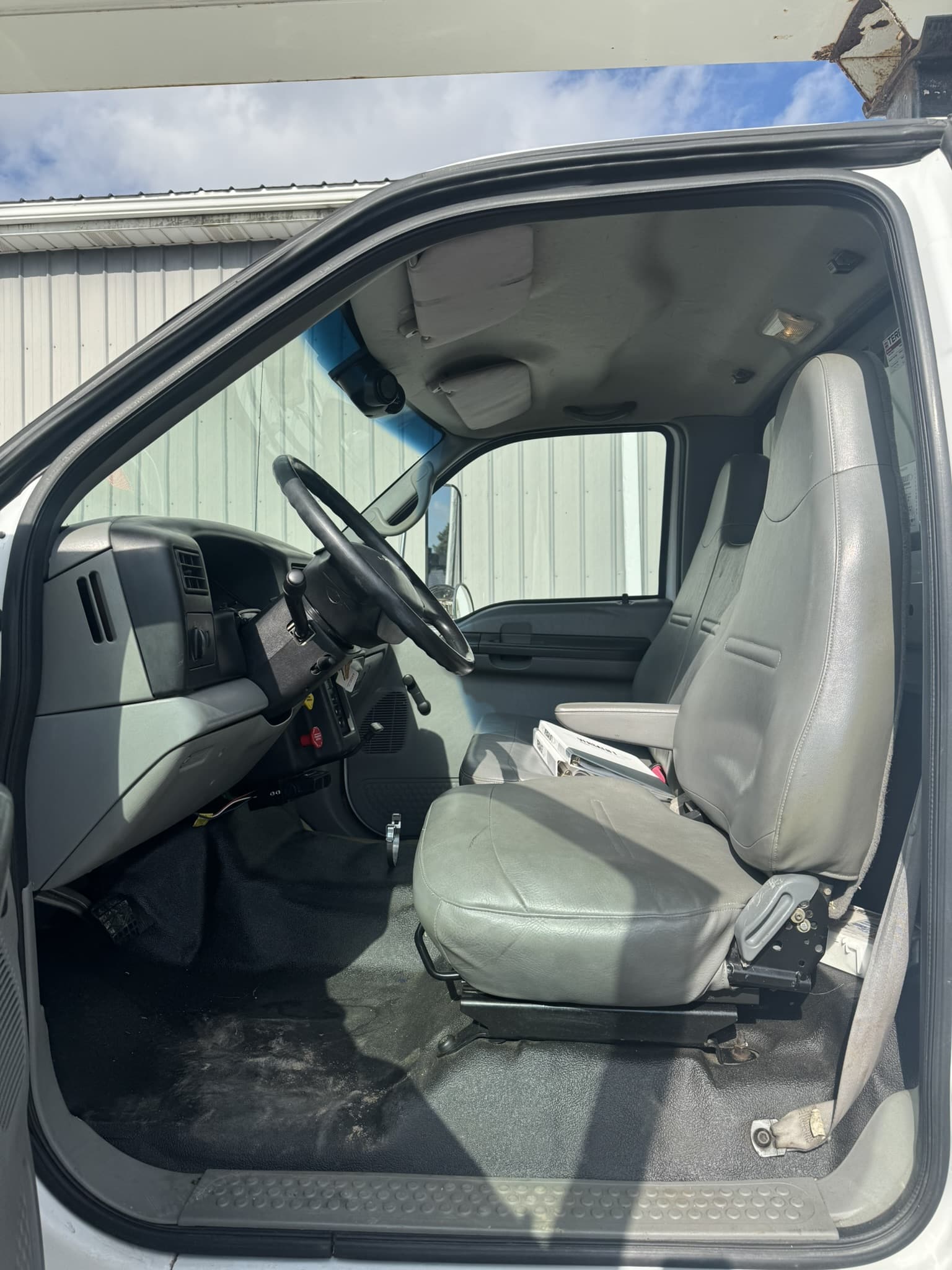 60' VERSALIFT VO355MHI ON 2009 FORD F750 4X4 CHASSIS 4X2 - Image 10