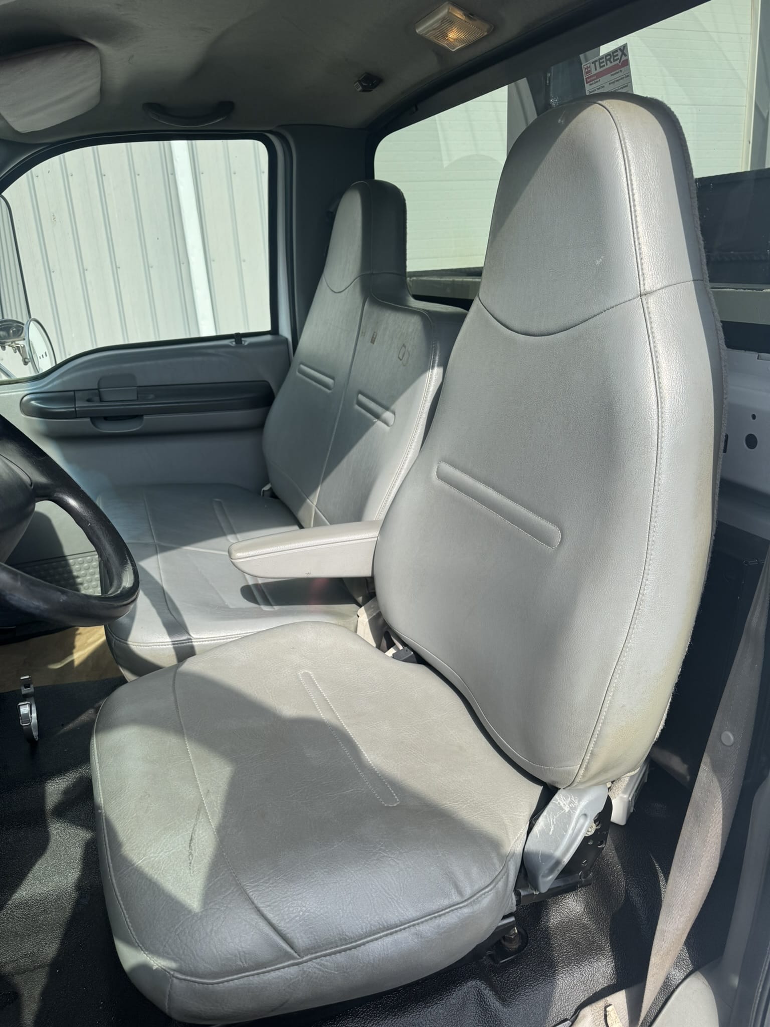 60' VERSALIFT VO355MHI ON 2009 FORD F750 4X4 CHASSIS 4X2 - Image 11