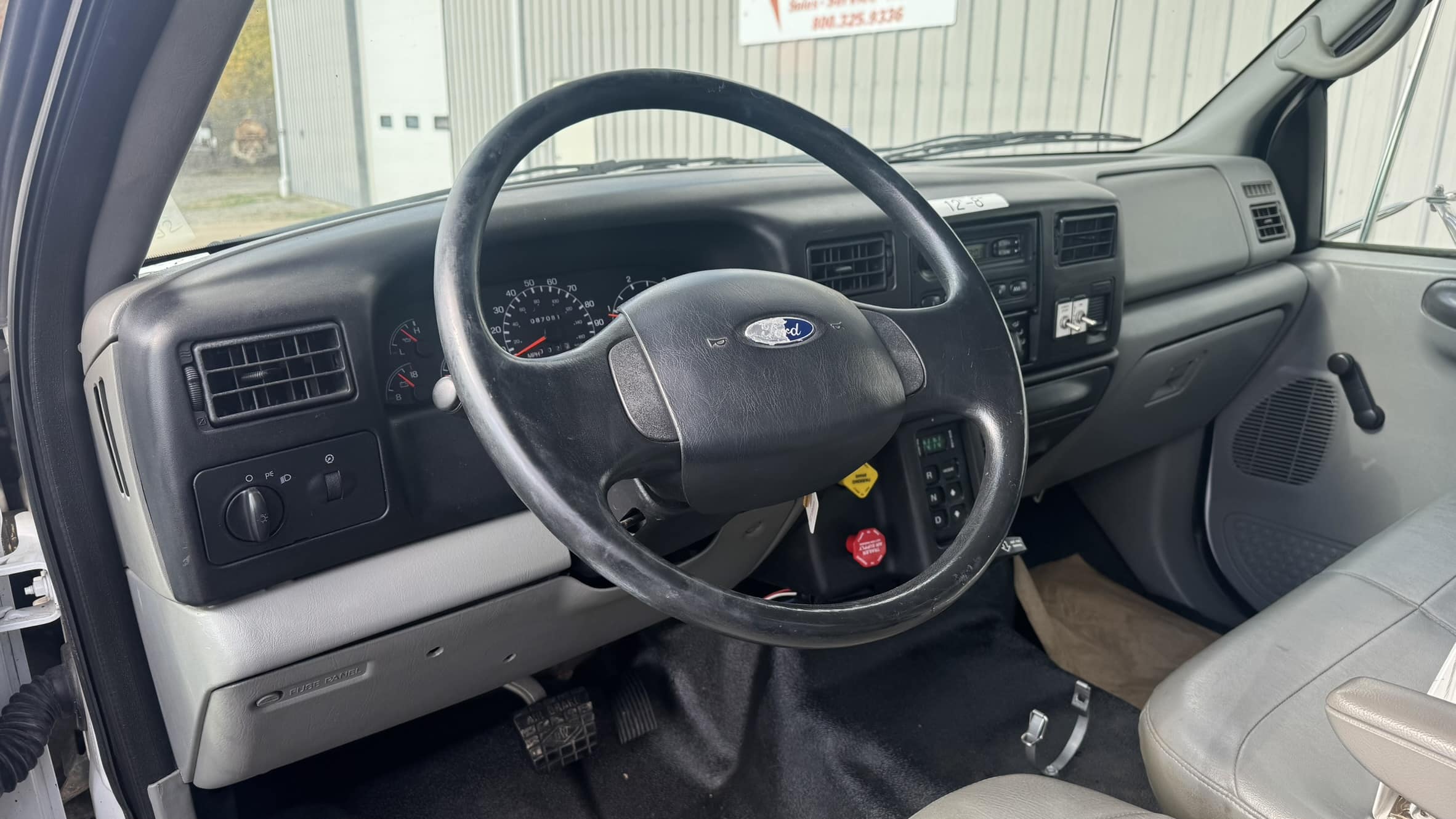 60' VERSALIFT VO355MHI ON 2009 FORD F750 4X4 CHASSIS 4X2 - Image 12