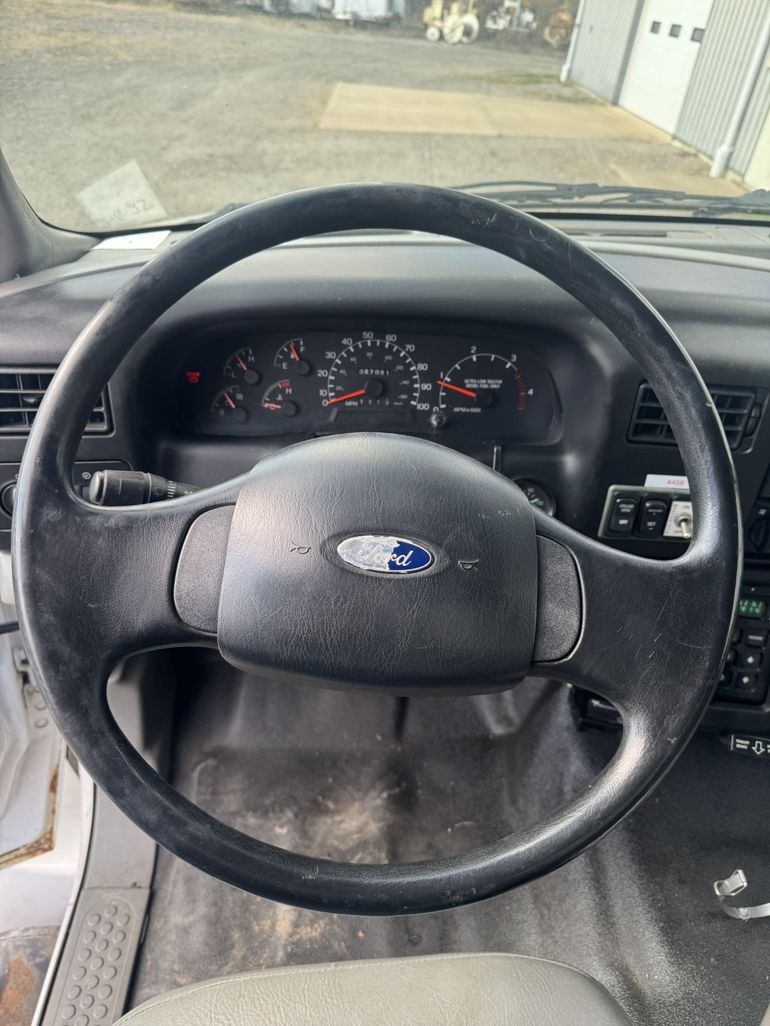 60' VERSALIFT VO355MHI ON 2009 FORD F750 4X4 CHASSIS 4X2 - Image 13