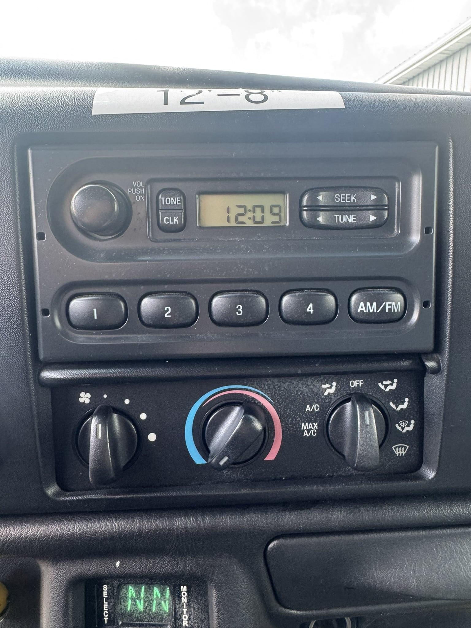 60' VERSALIFT VO355MHI ON 2009 FORD F750 4X4 CHASSIS 4X2 - Image 17